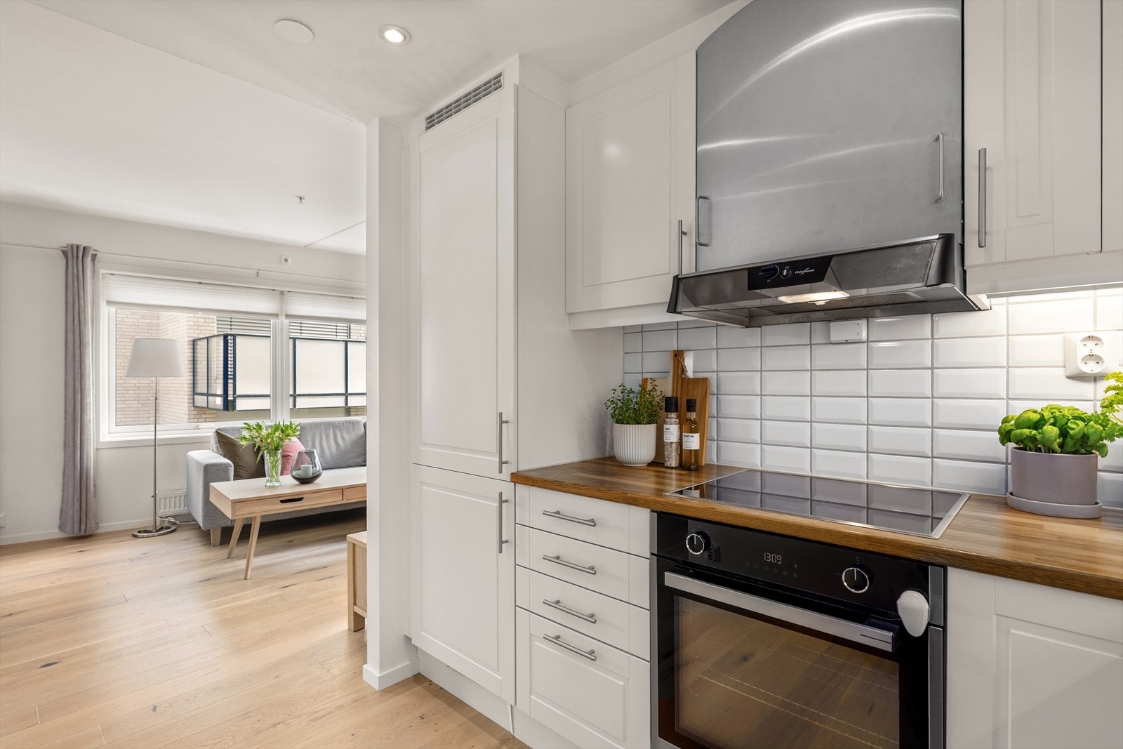 Kjøkkenet har en flott åpen løsning mot spisestue/stue. Galleribilde