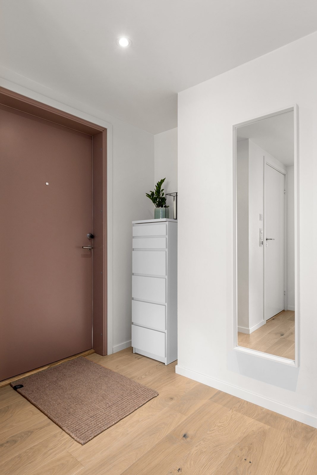 Du ønskes velkommen hjem i en lys og stilfull entré, utstyrt med downlights med dimmer i taket for justerbar belysning. Galleribilde