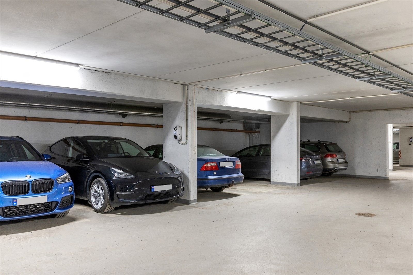 Garasjeplass med lader for elbil medfølger boligen Galleribilde