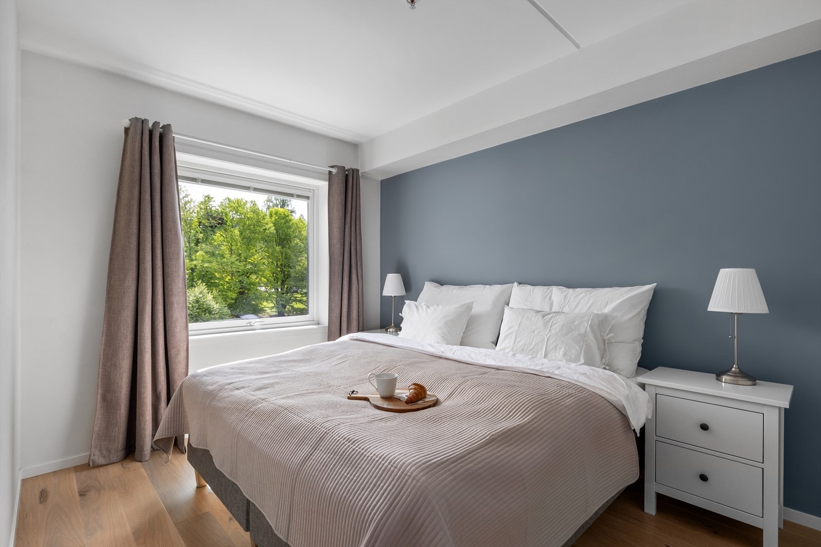 Hovedsoverom ligger vendt mot syd og er lyst og innbydende. Det er god plass til dobbeltseng, nattbord og garderobeskap. Galleribilde