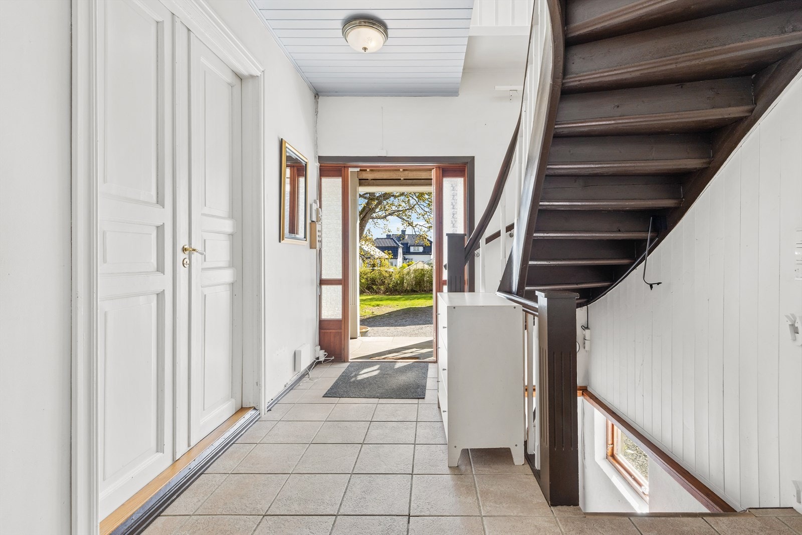 Hyggelig entré med flislagt gulv og tilgang til trapperom. Galleribilde