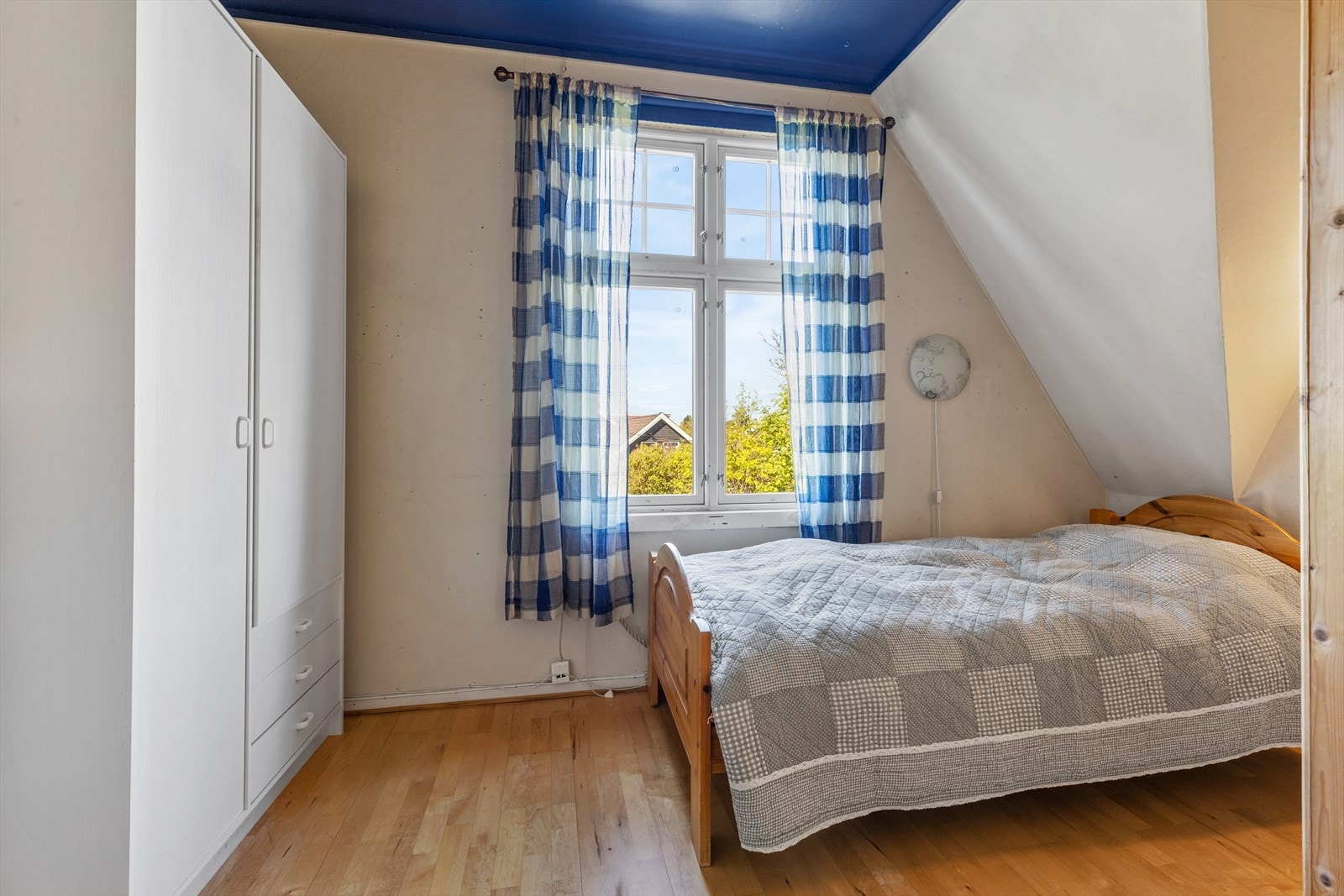 Soverommene er av god størrelse og vil fungere fint som både hovedsoverom, barne- og gjesterom. Galleribilde