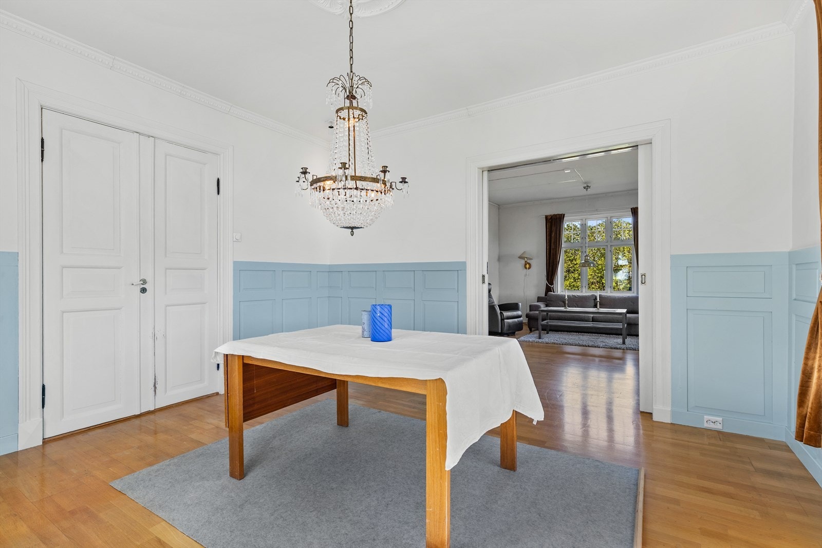 Detaljer som rosett og stukkatur i tak, dobbeltdør mot kjøkken og skyvedørsløsning mot stuen. Galleribilde