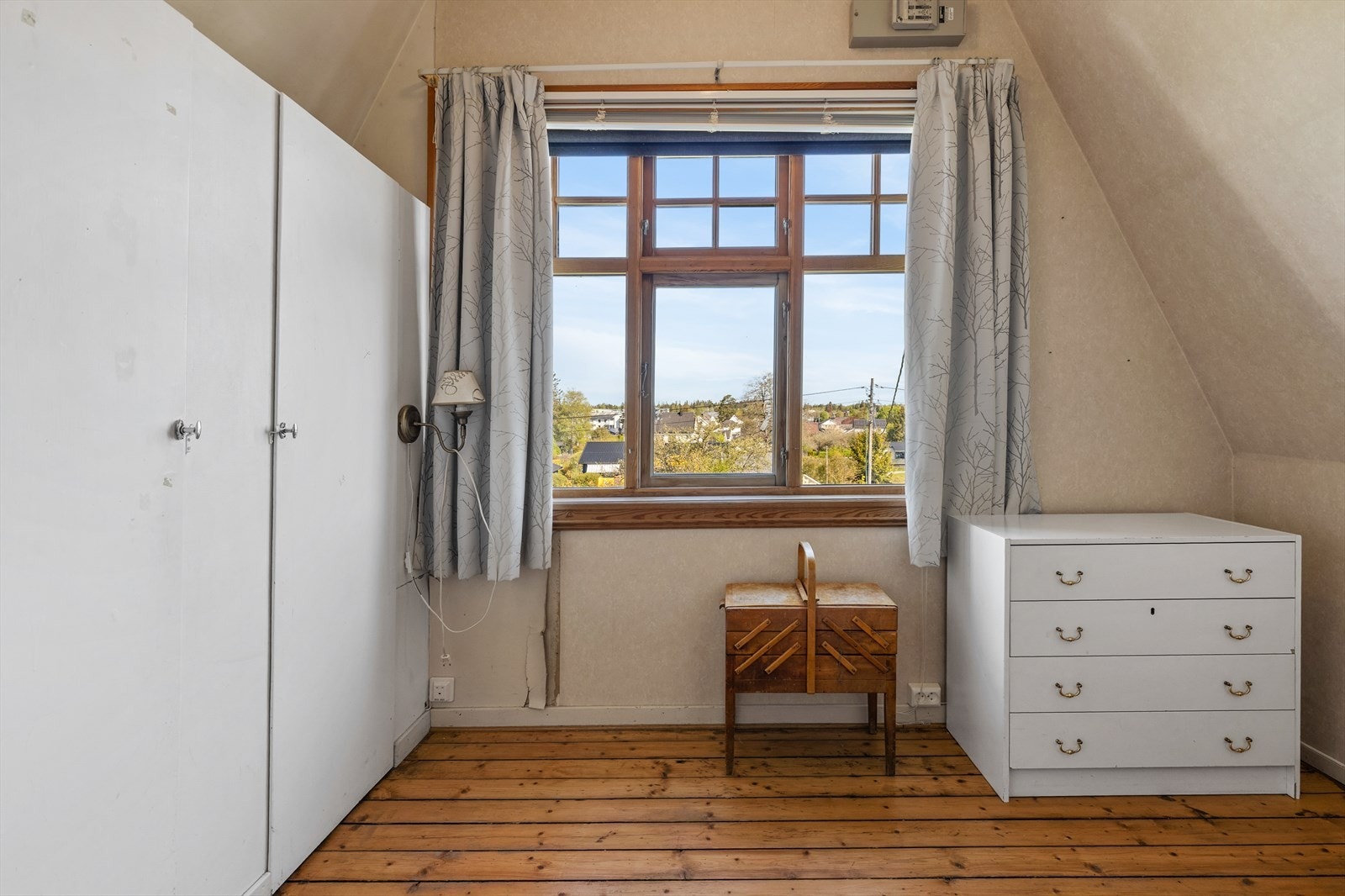 Videre er det tilgang til det som er kalt omkledningsrom hvor det er plass til garderobe og oppbevaring. Galleribilde