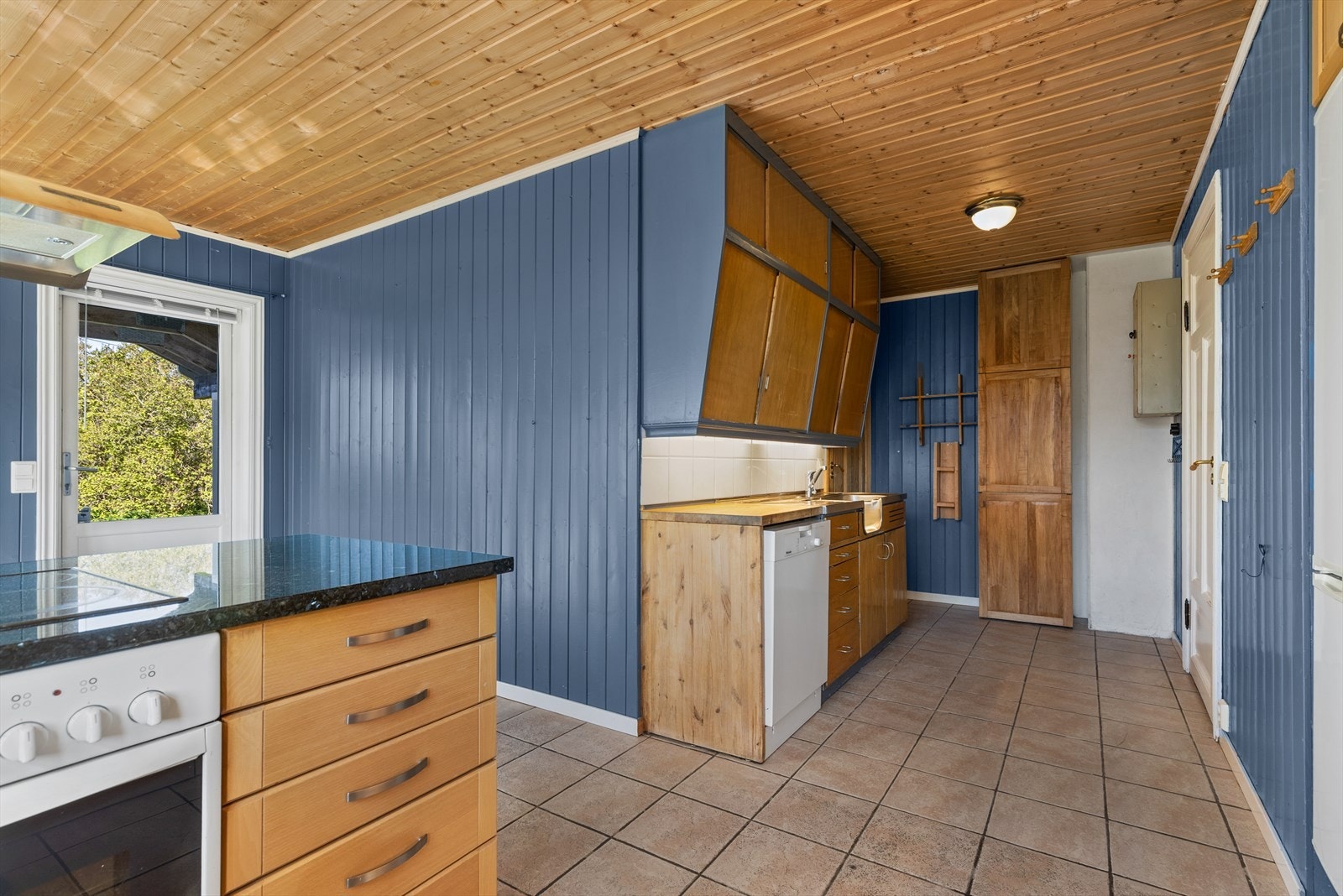 Her er det en original kjøkkendel med klassisk 50-tallsinnredning og fronter i tre. Galleribilde