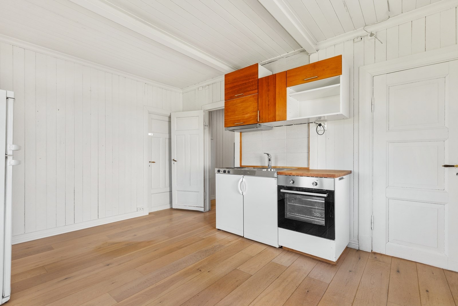 Leiligheten har entré, separat kjøkken utstyrt med hybelkjøkken, et flislagt baderom, et soverom og en stue/allrom. Galleribilde