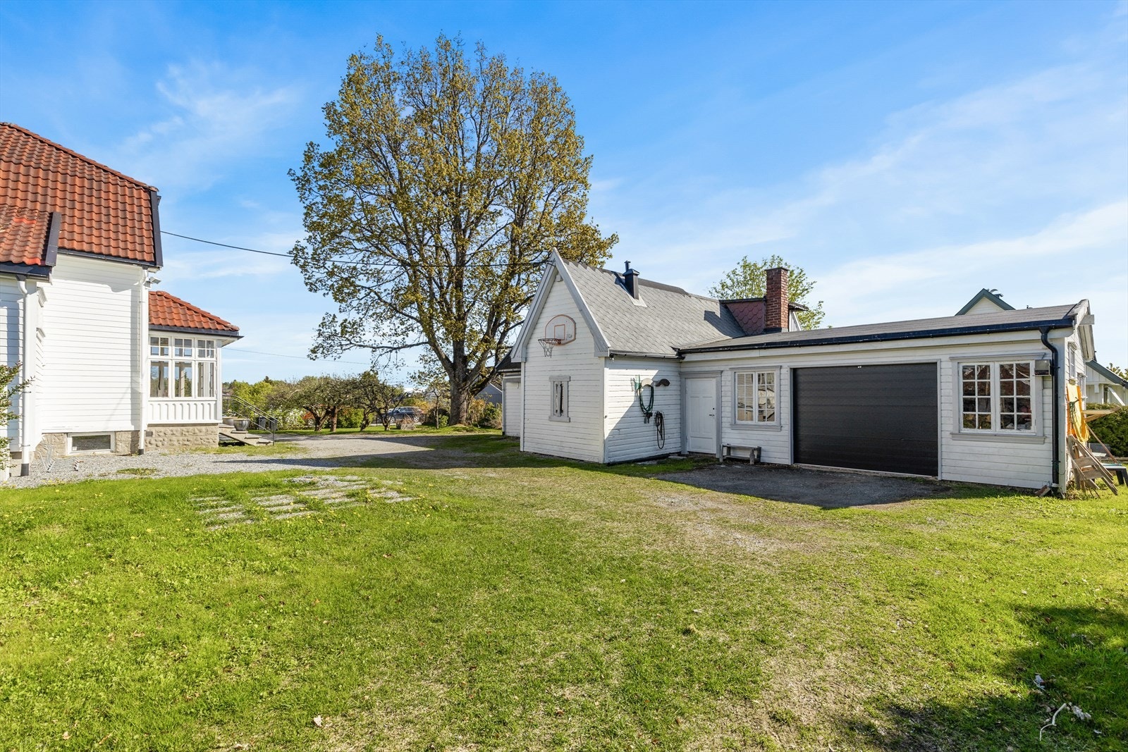 Eiendommen har garasjebygg med leilighet. Galleribilde