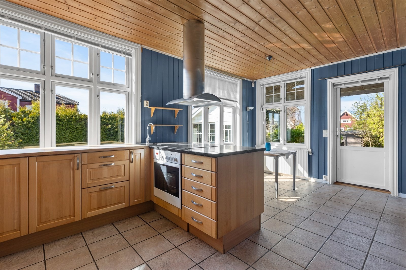 Separat og romslig kjøkken med mulighet for spisebord. Galleribilde