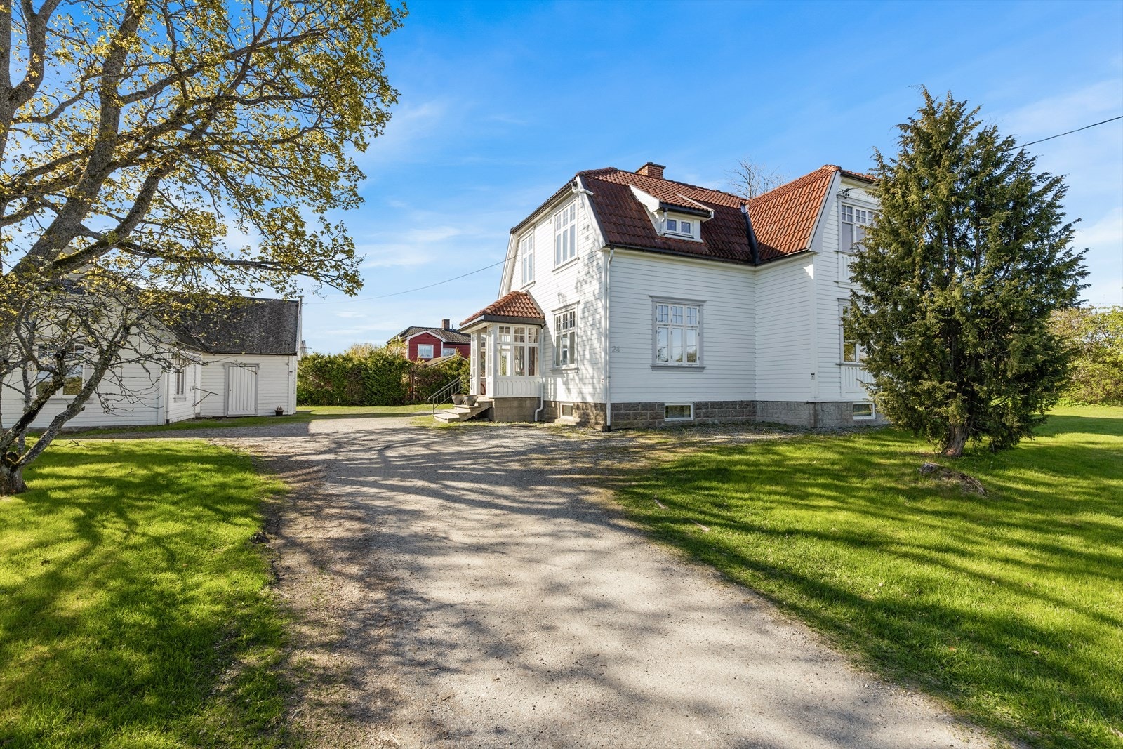 Grusbelagt innkjørsel og biloppstillingsplass. Galleribilde