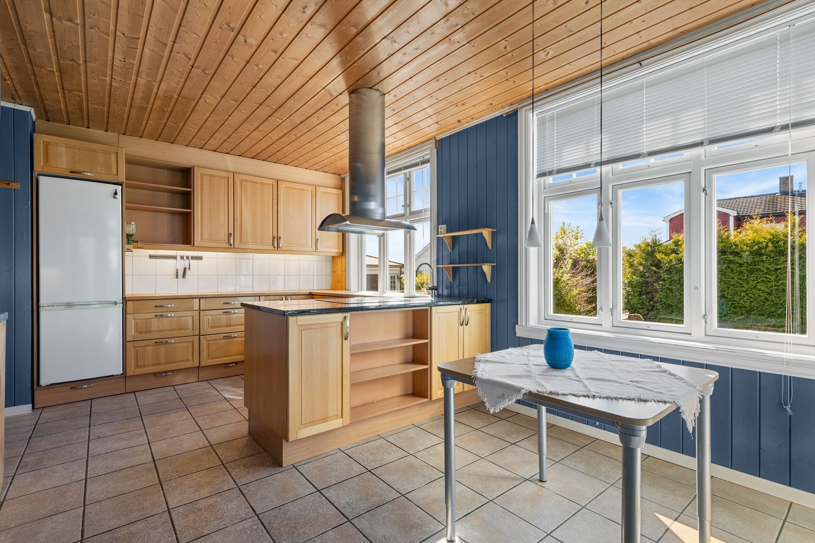 Den nyere innredningen består av eikefronter, benkeplate i stein og heltre, samt flislagt sprutsone. Galleribilde