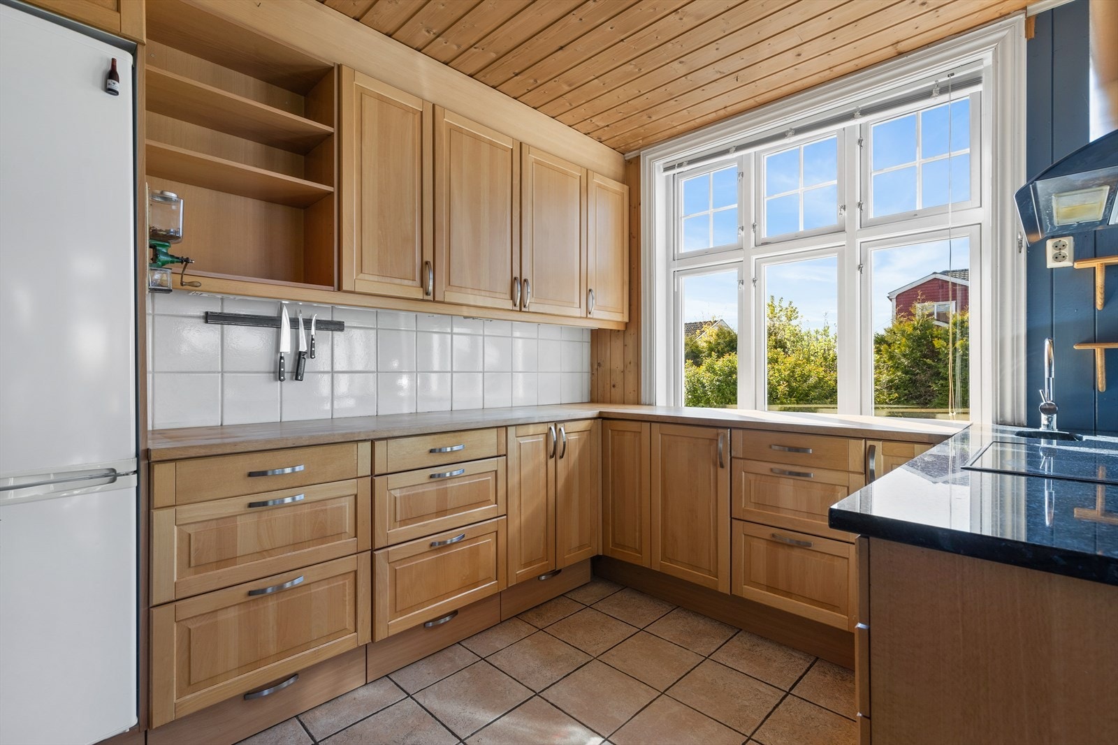 Praktisk utforming og rikelig med benkeplass. Integrert koketopp og stekeovn. Galleribilde