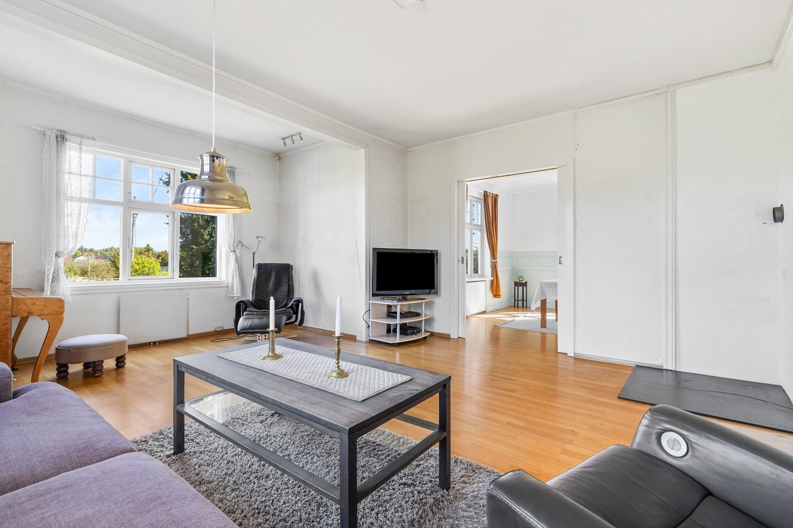 Hovedstuen er lys og luftig og kan møbleres på mange forskjellige måter. Galleribilde