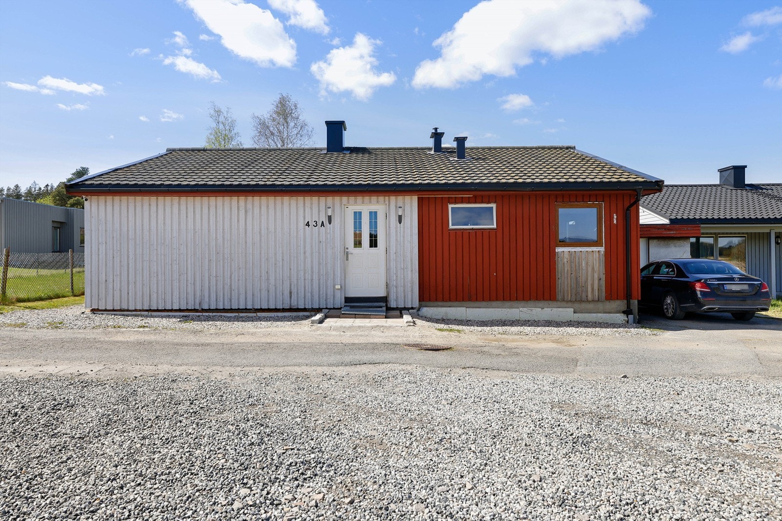 Boligen har tilhørende biloppstillingsplass foran nordre gavlvegg, til høyre i bildet. Galleribilde