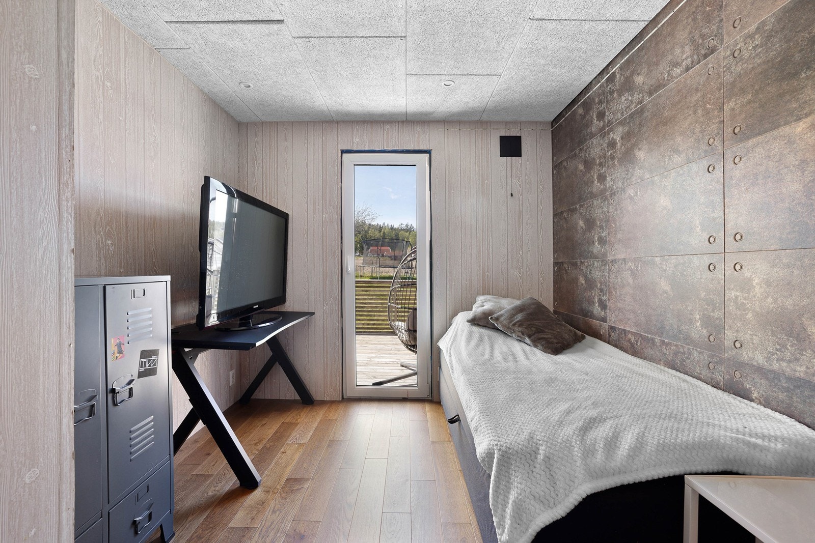 Boligen inneholder i dag to godkjente soverom, deriblant dette med vindu som kan åpnes mot terrassen. Galleribilde