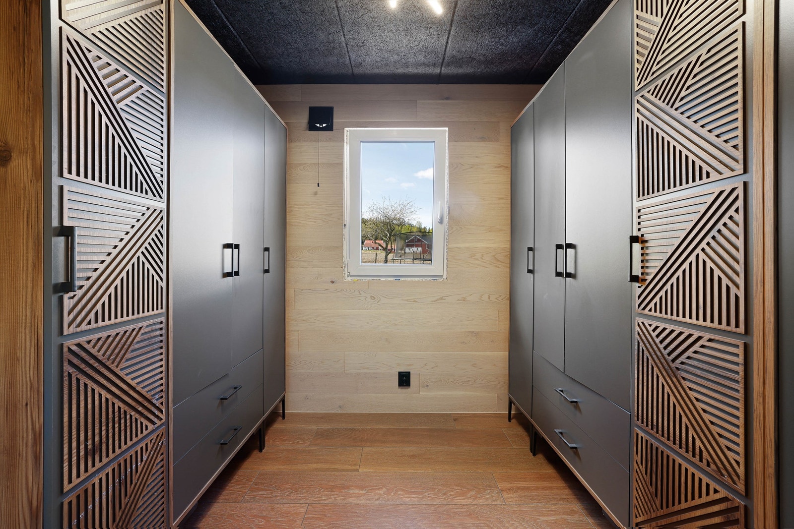 Dette rommet er byggemeldt som soverom, men benyttes i dag som omkledningsrom og har gulvvarme. Galleribilde