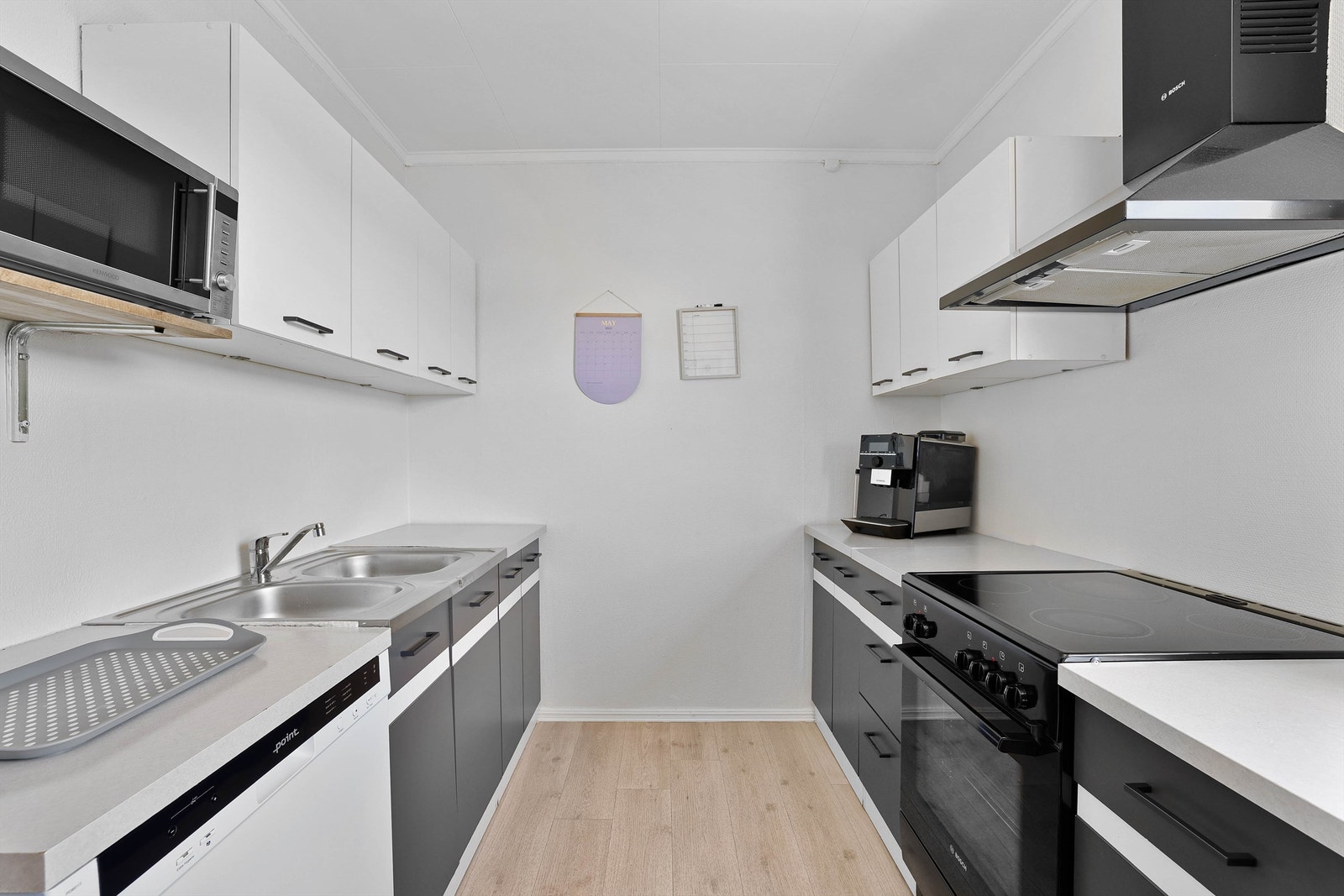 Kjøkkenets over 8 kvm. er et godt utgangspunkt for en ny og enda mer omfangsrik innredning om dagens skiftes helt eller delvis ut. Galleribilde