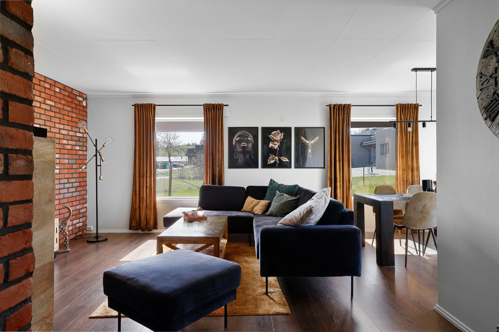 I forbindelse med oppussing er de fleste gulv, vegger og himlinger oppgradert med nye overflater. Elektrisk anlegg er også fornyet. Galleribilde