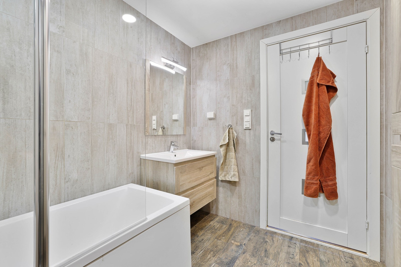 Ved renovering av badet ble rør og sluk skiftet ut, nytt elektrisk anlegg inkludert gulvvarme installert og ny membran etablert. Galleribilde