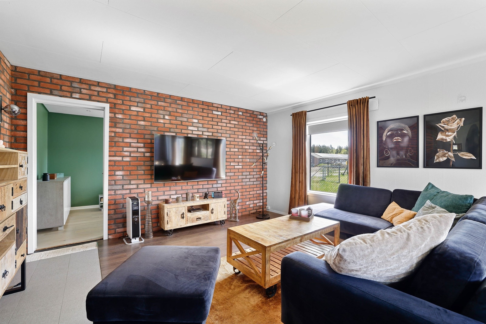 Nytt tilbygg tilstøtende stuen er oppført i senere år, tiltaket er imidlertid ikke søkt om eller godkjent. Galleribilde