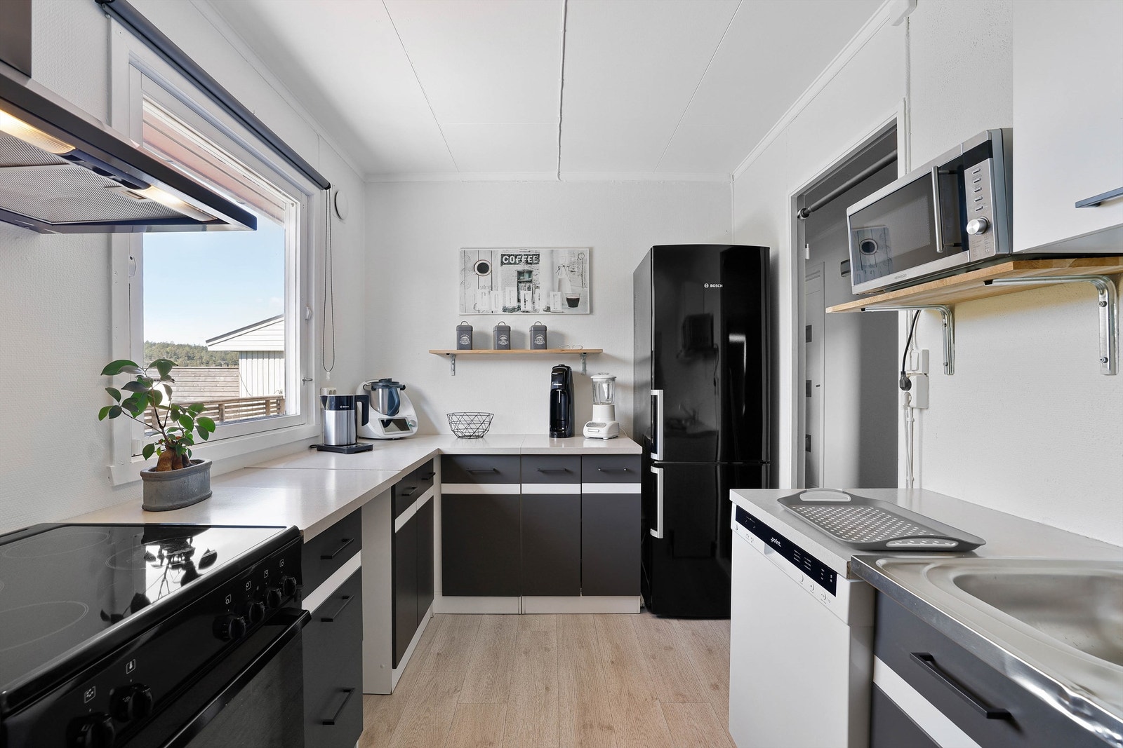 Kjøkkenet er i senere år oppgradert med ny innredning som i dag er generelt bruks- og slitasjepreget. Galleribilde