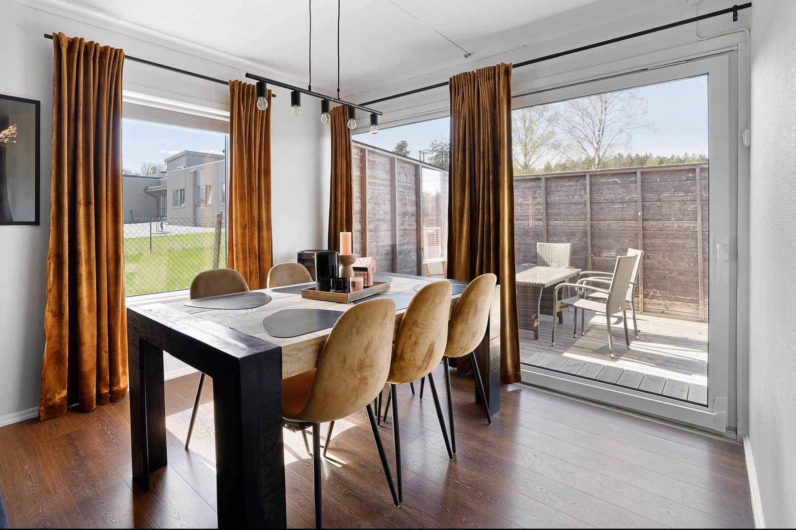 Skyve-/hevedør gir enkel tilgang til terrassen. Dørens store glass bidrar til gode lysforhold i stuen. Galleribilde