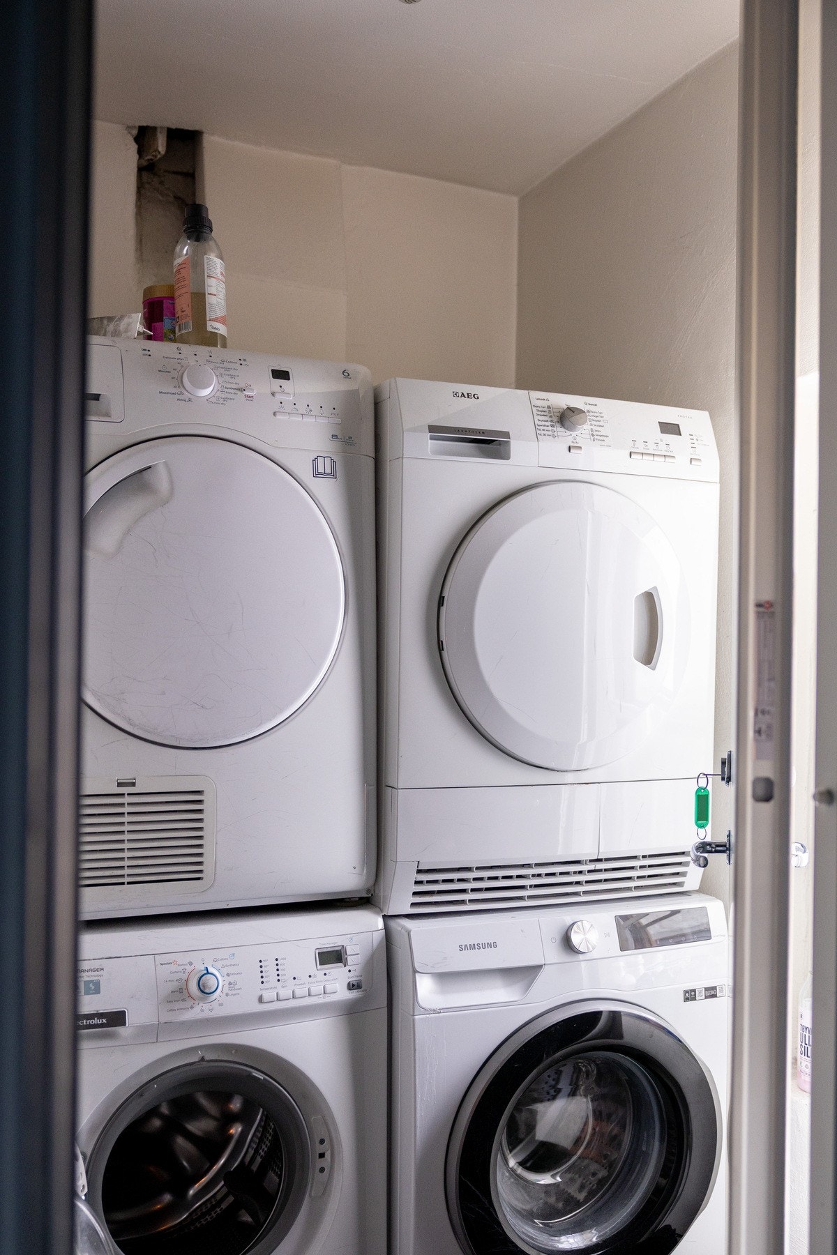 Felles vaskerom disponeres med nabo over gangen. Egen vaskemaskin og tørketrommel. Galleribilde