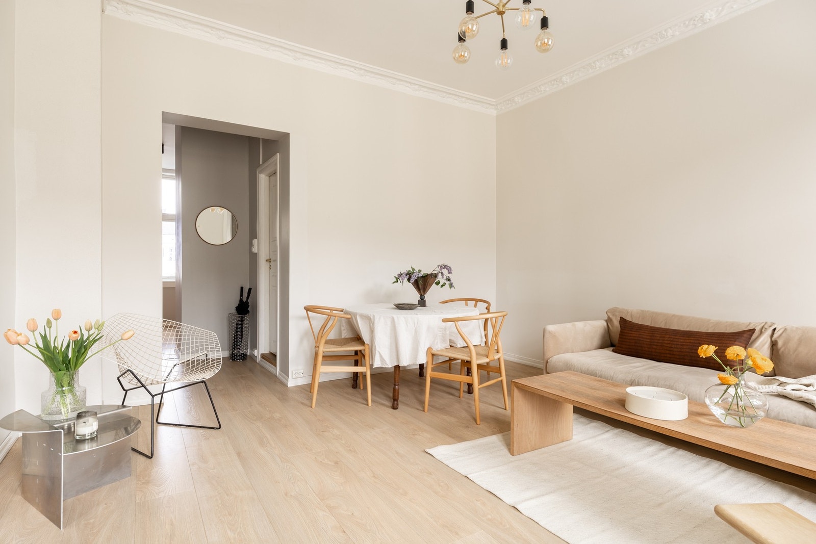 Videre tilkomst fra stue til leilighetens kjøkken. Galleribilde