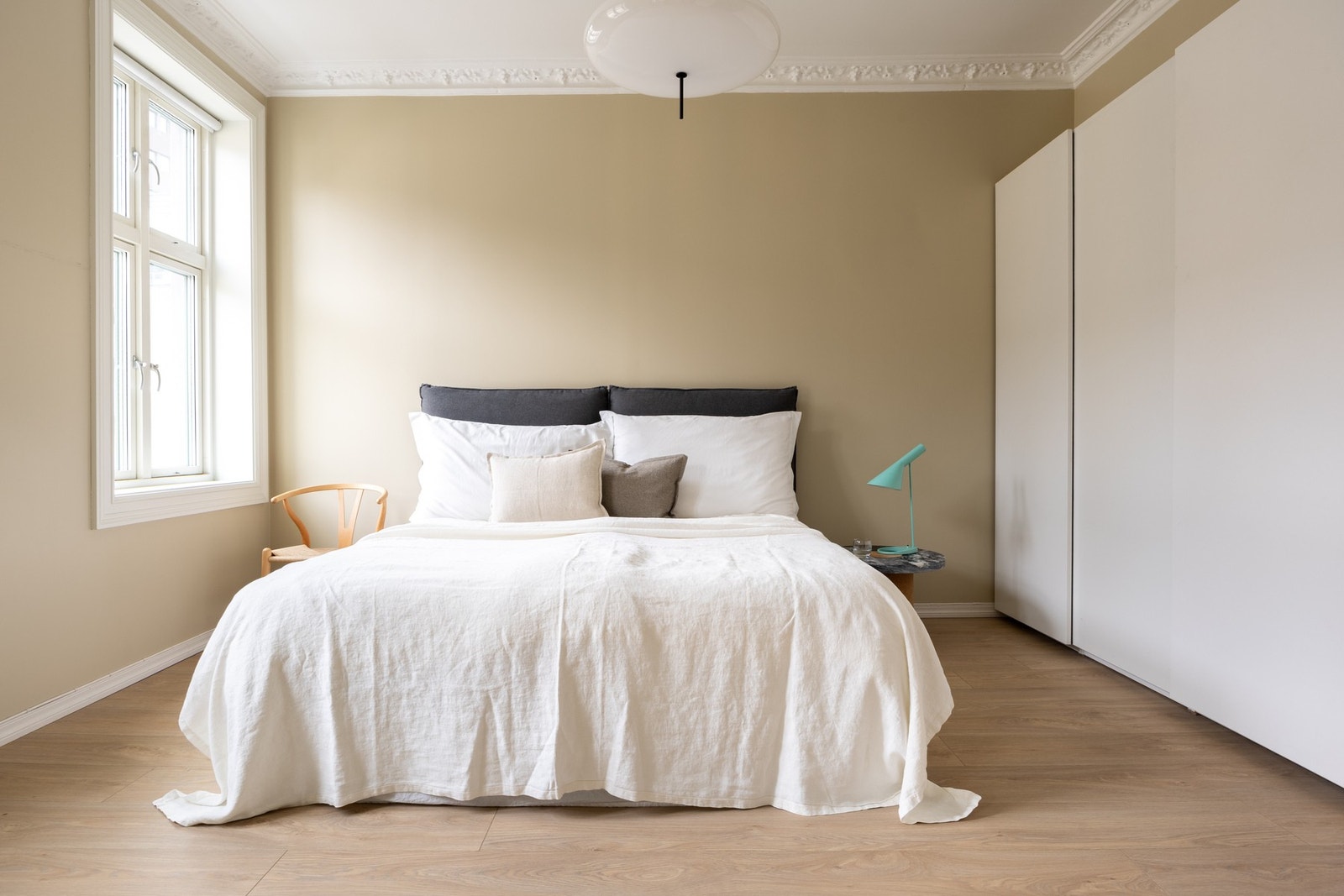 Hovedsoverommet er av god størrelse med plass til stor dobbeltseng. Galleribilde