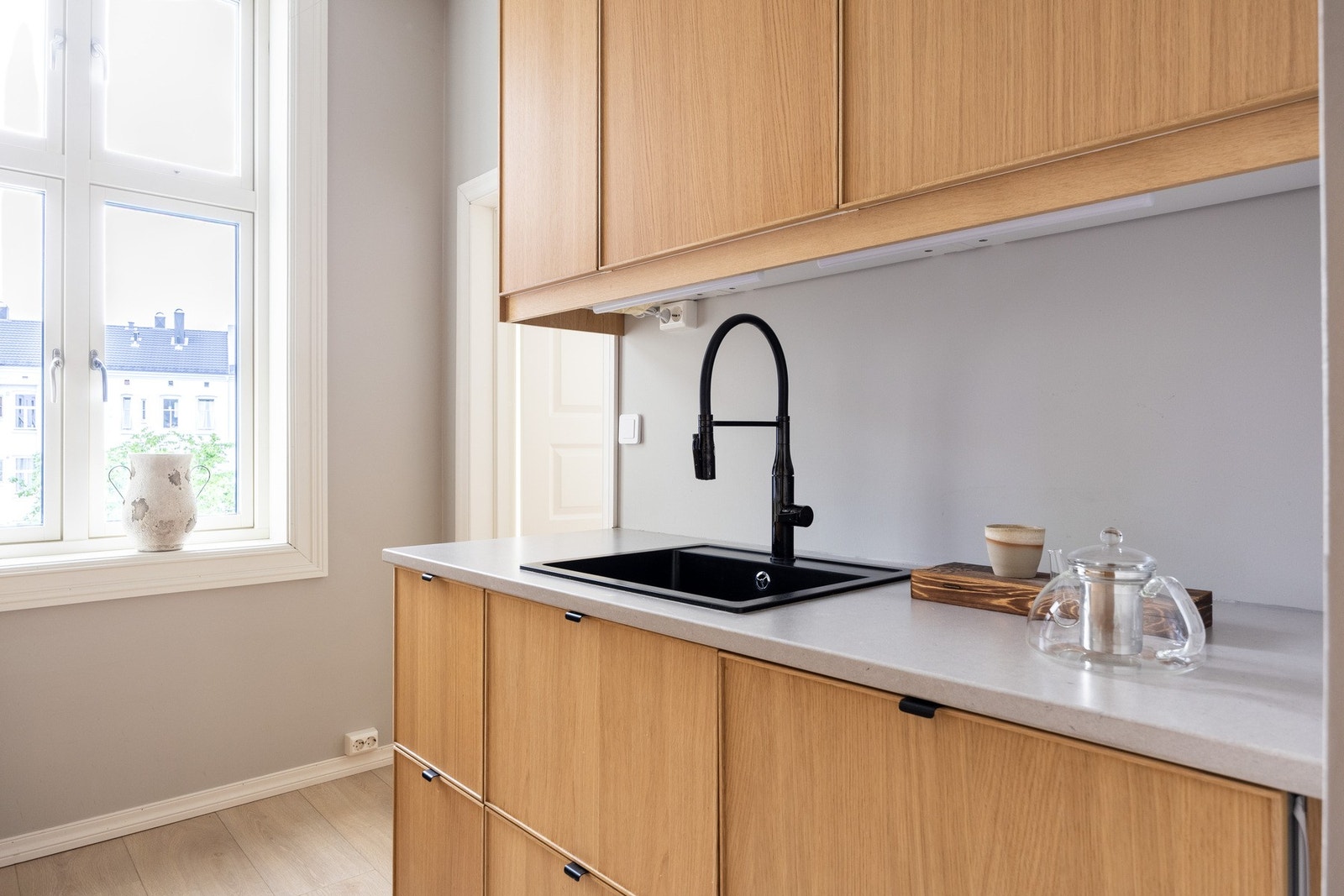 Kjøkkenet har godt med både skap- og benkeplass. Galleribilde