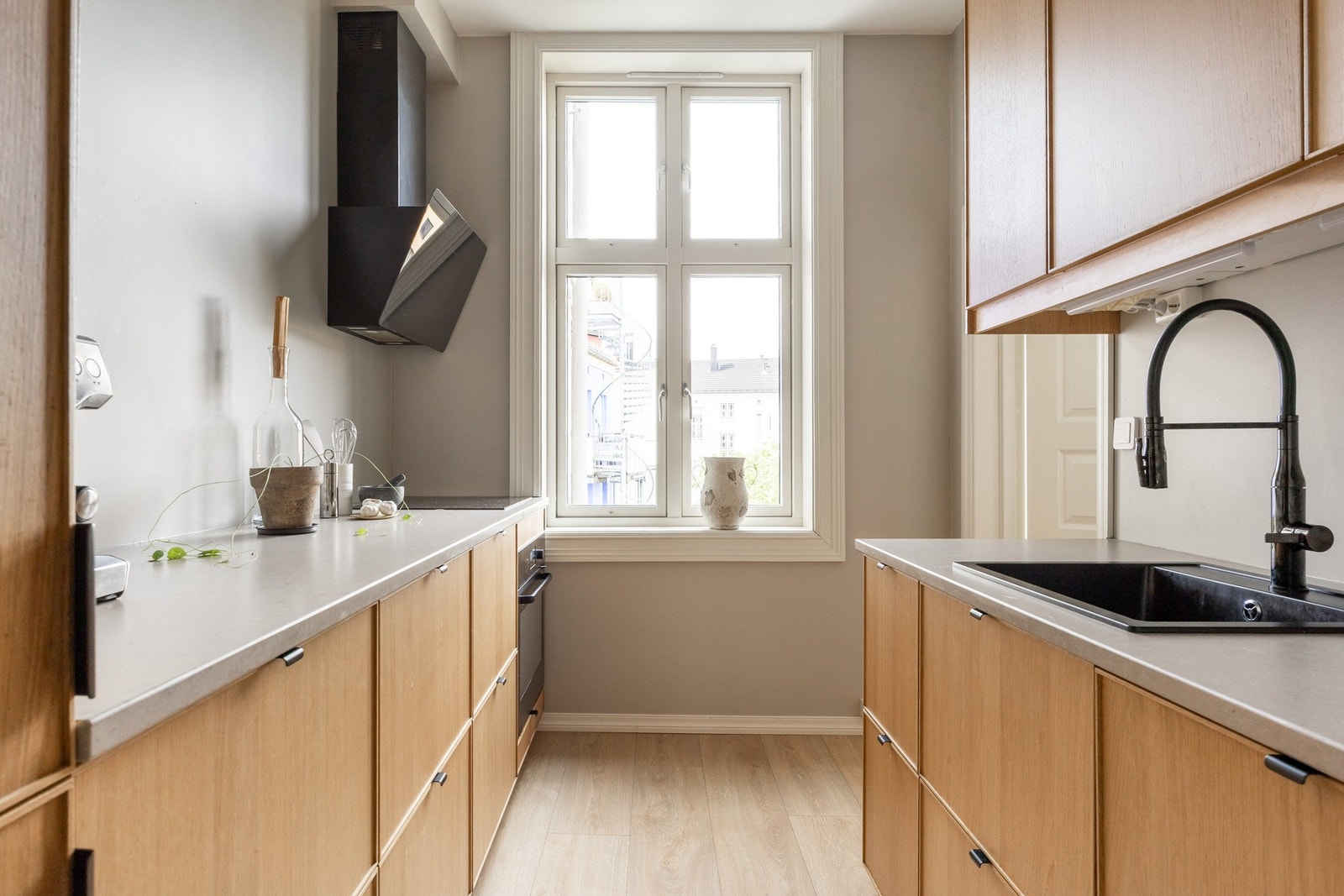 Delikat kjøkken fra 2020 med glatte fronter og benkeplate av kvartskompositt. Galleribilde