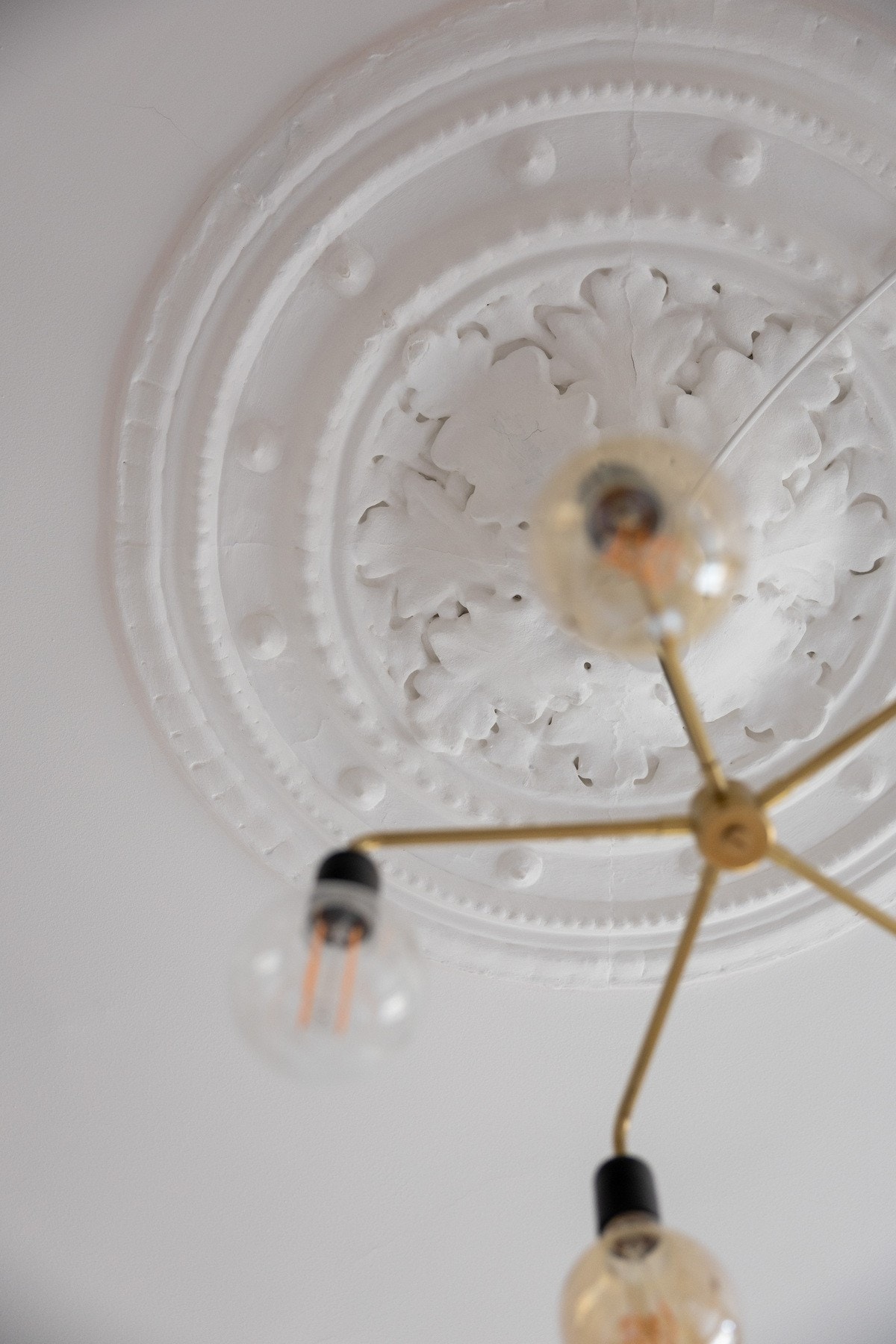 Generøs himling opptil ca. 3m med både rosett og stukkatur. Galleribilde