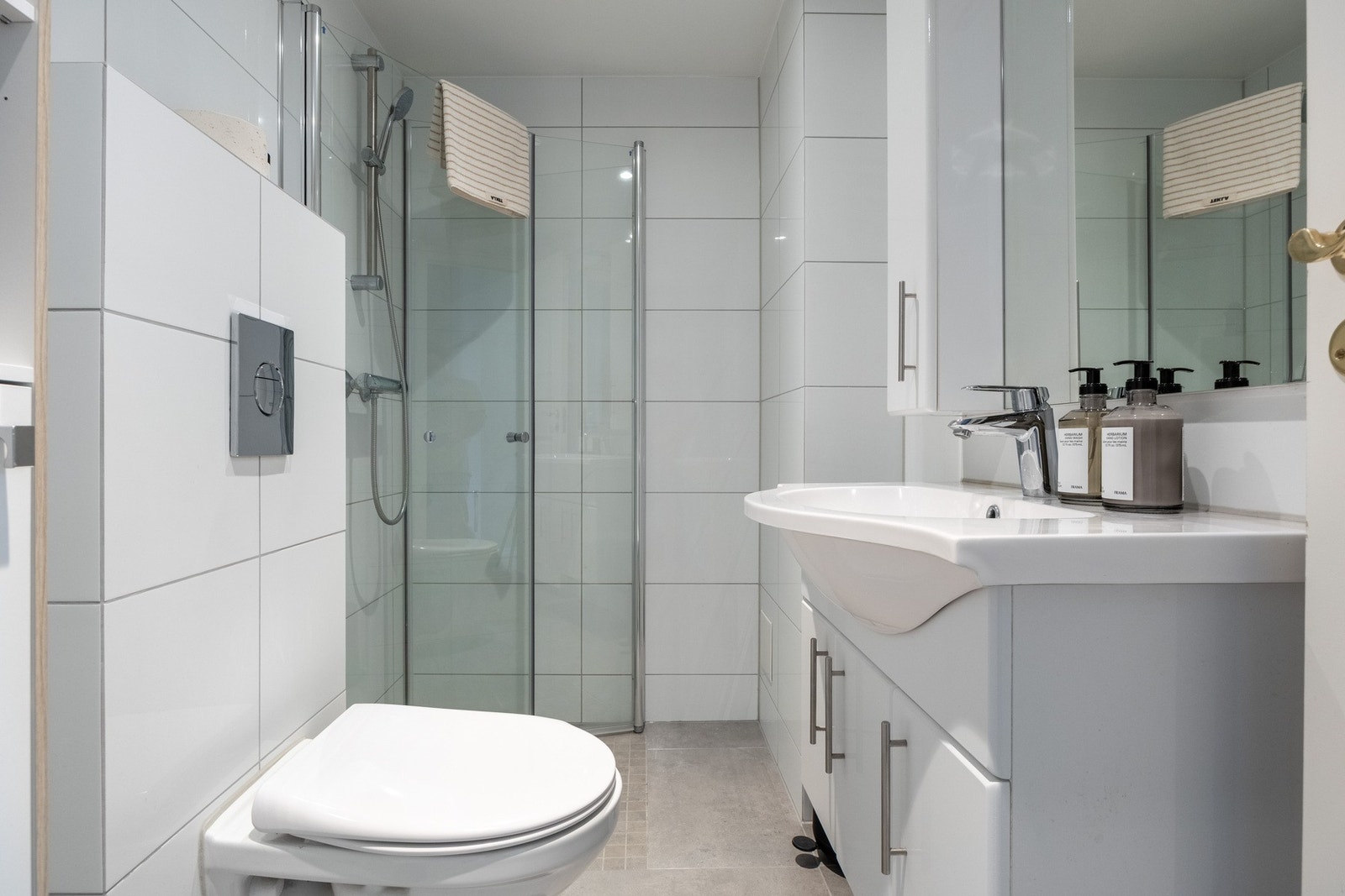 pent baderom fra 2017 med gulvarme. Galleribilde