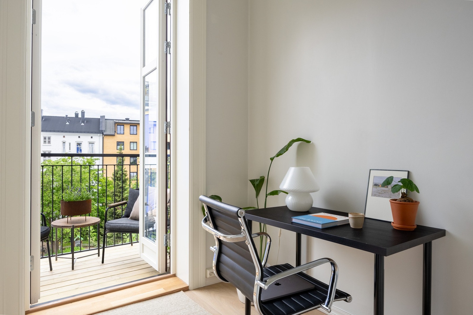 Utgang fra leilighetens andre soverom til nordøstvendt balkong fra 2024. Galleribilde