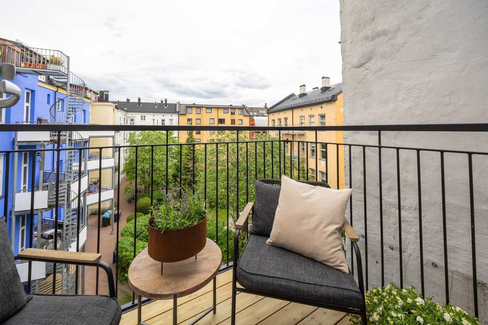 Balkongen er vendt mot rolig bakgård. Galleribilde