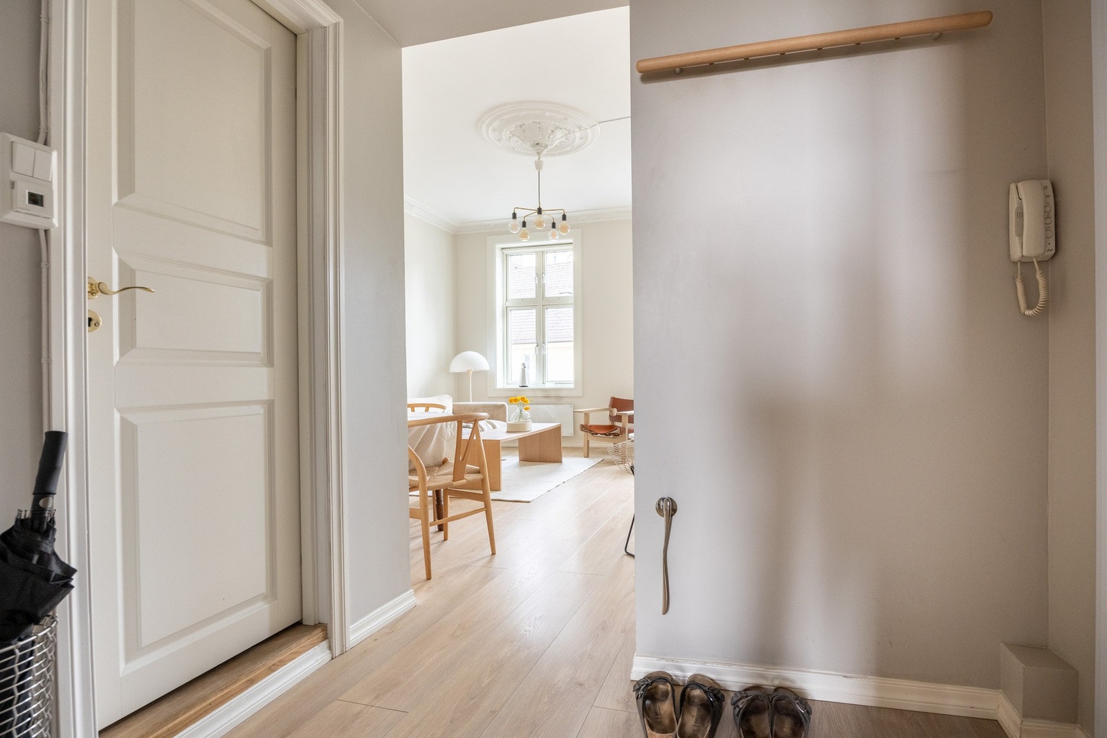 Lys entré med plass til oppheng av yttertøy og oppbevaring av sko. Galleribilde