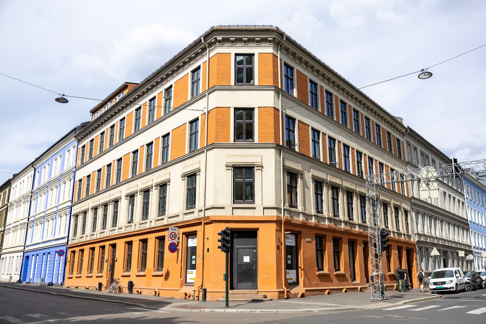 Det er både buss (nr. 30 og 31), trikk (nr. 17, 11, 12 og 13) i nærheten av leiligheten. Galleribilde