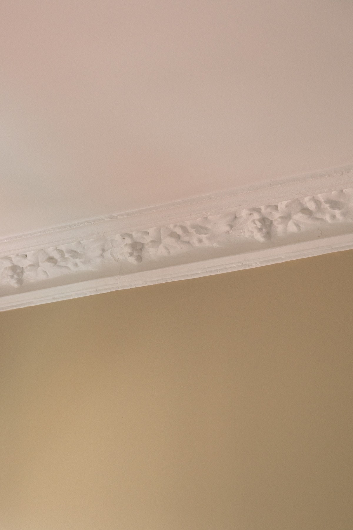 Alle veggflatene i leiligheten ble malt i 2020 med moderne fargetoner. Galleribilde