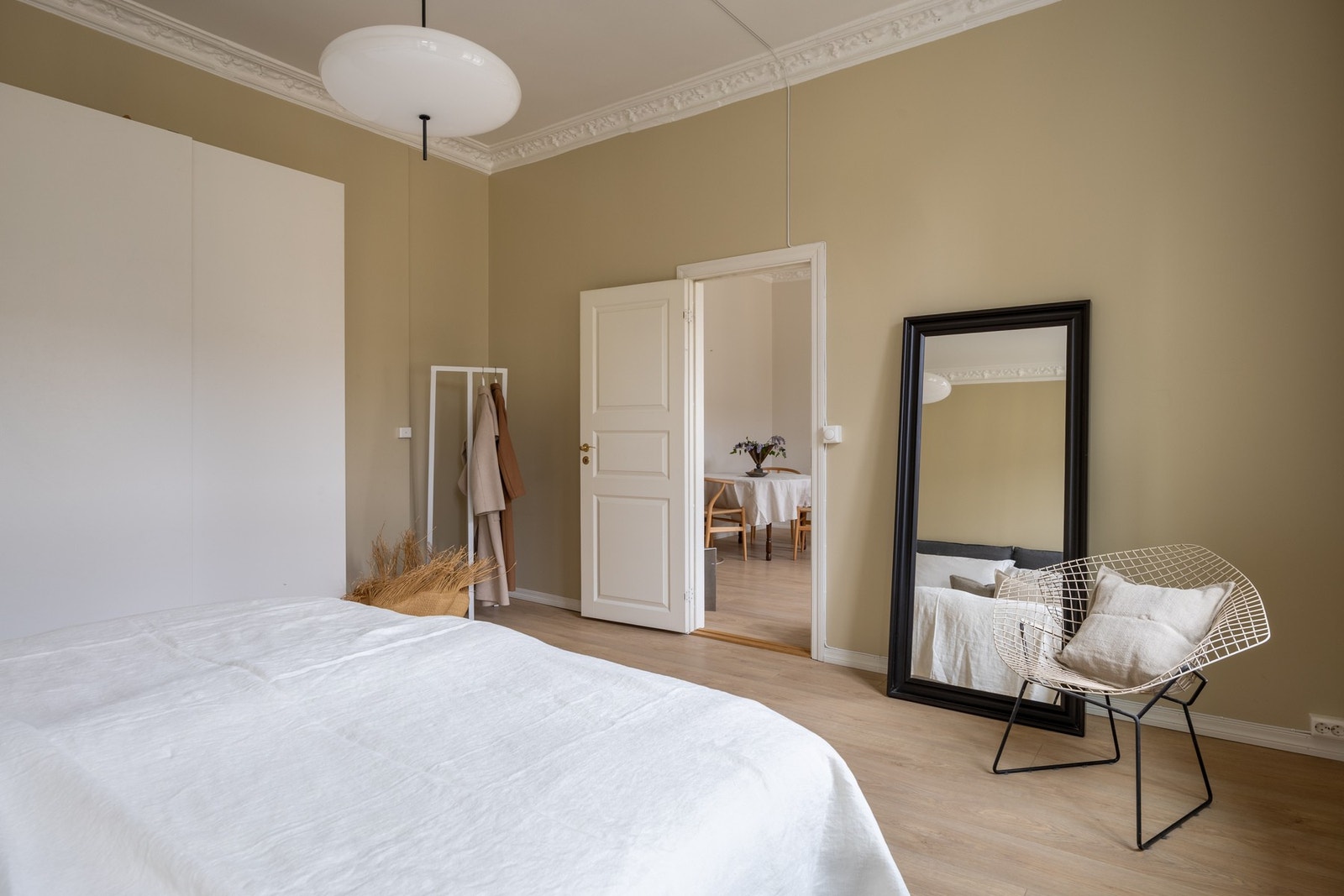 Innredet med stor garderobe, hvor man har gode oppbevaringsmuligheter. Galleribilde