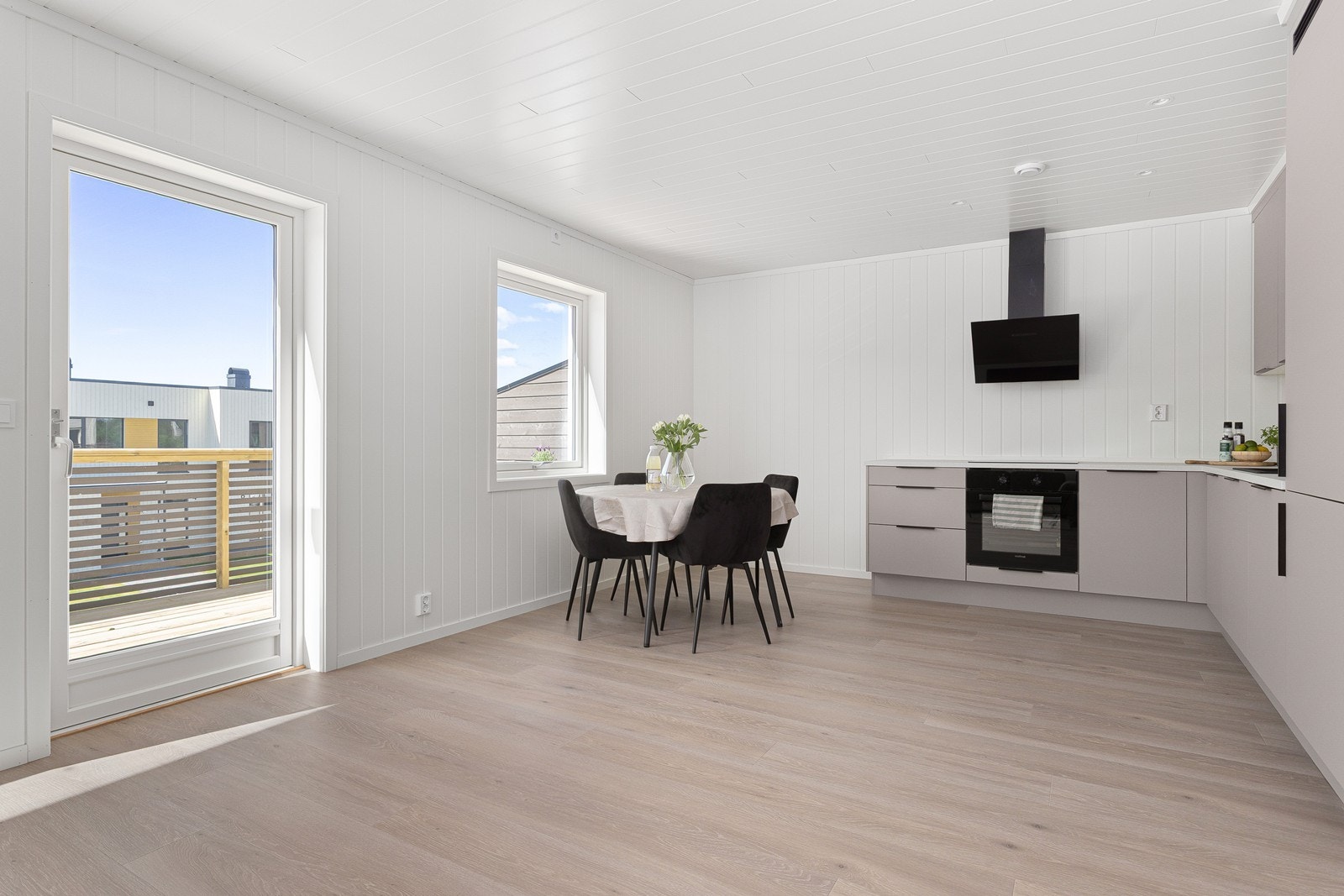 Fra stue/kjøkken er det utgang til sør-/vestvendt terrasse. Galleribilde