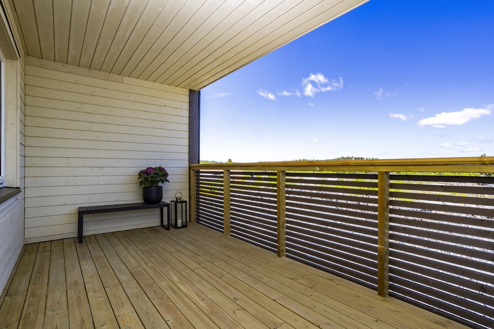 Skjermet inngangsparti med plass til utemøblering. Galleribilde