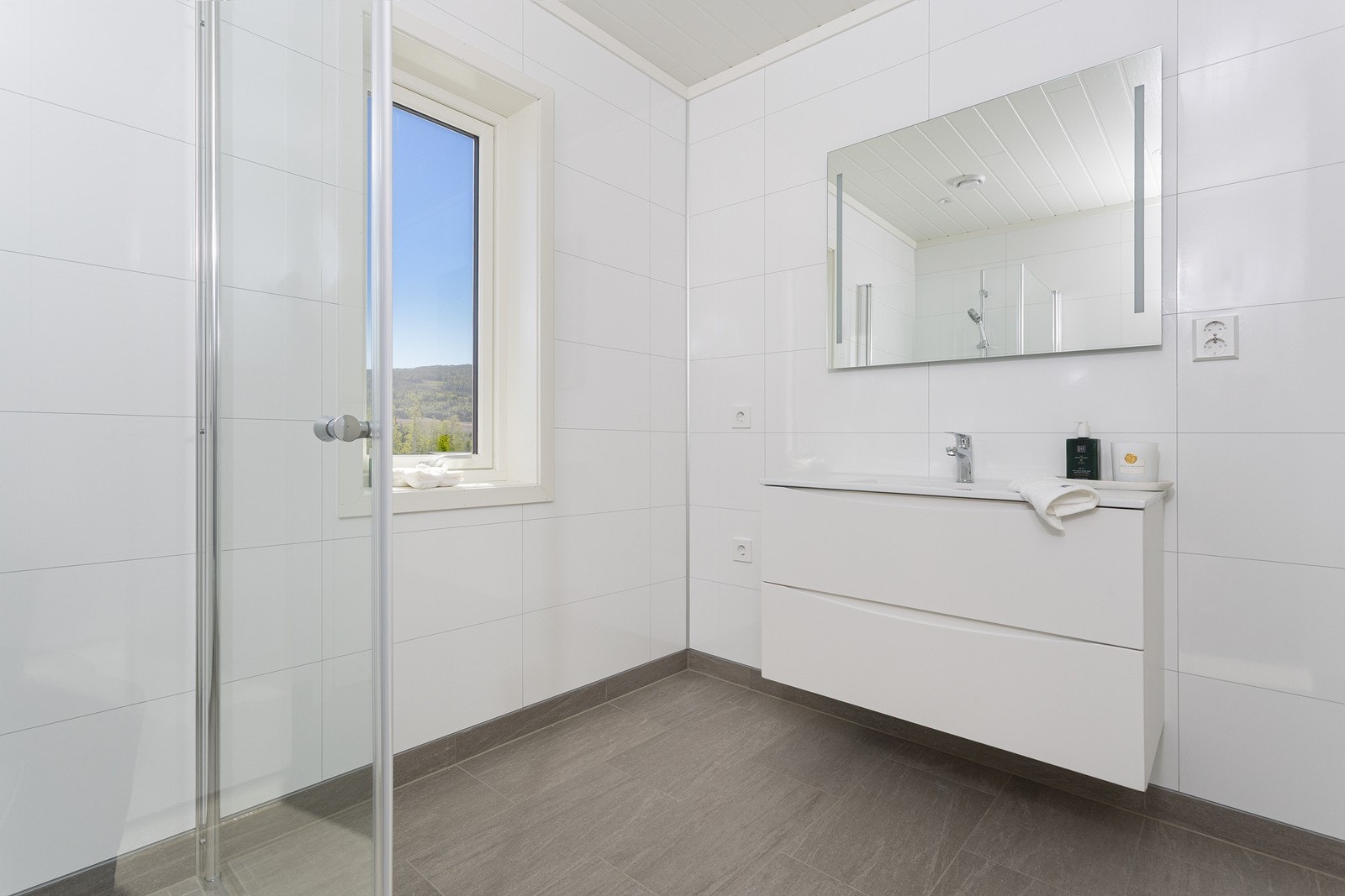 Det er lagt varmekabler i flislagt gulv. Galleribilde