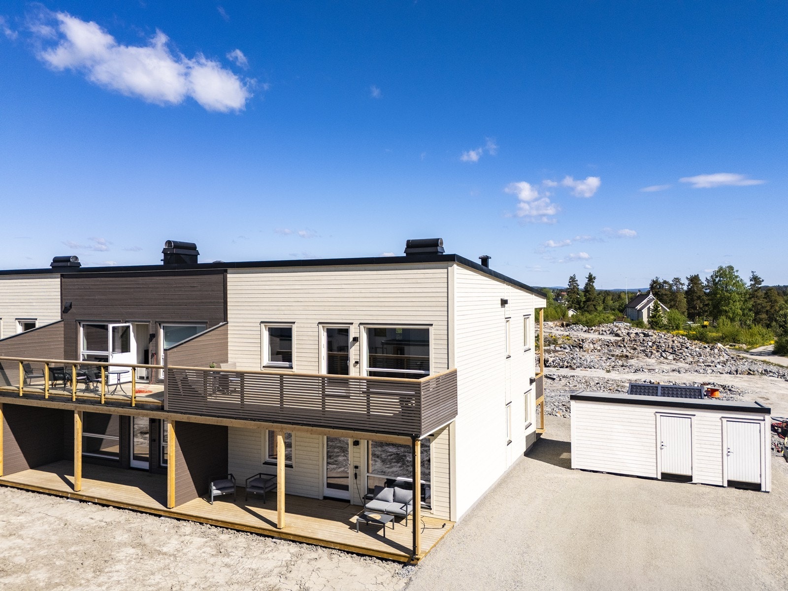 Til leiligheten medfølger to biloppstillingsplasser med sportsbod i bakkant. Galleribilde