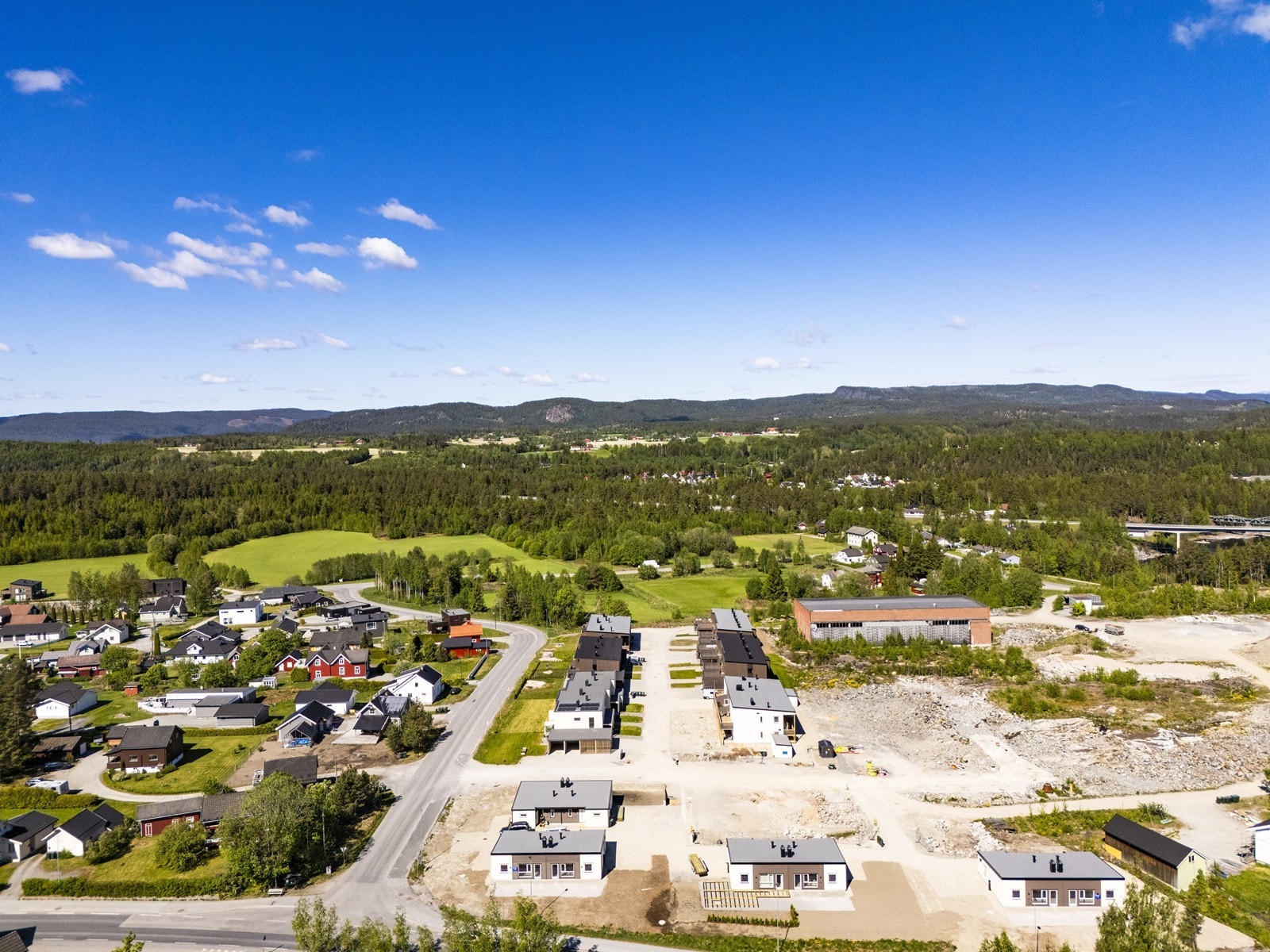 Rett utenfor døra har du også flott natur og fine turområder sommer og vinter. Galleribilde