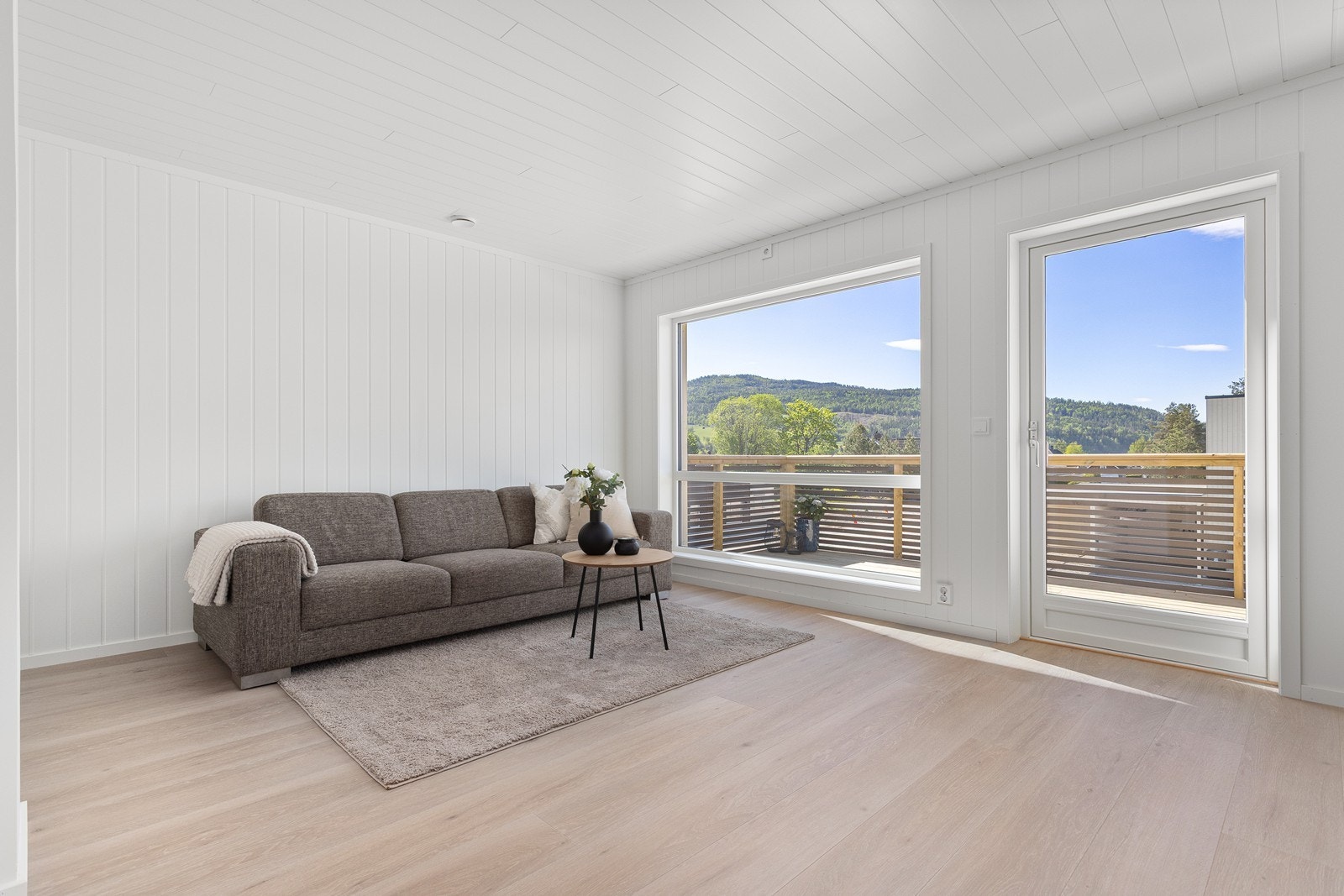 I stua er det store vindusflater som slipper inn mye lys. Galleribilde