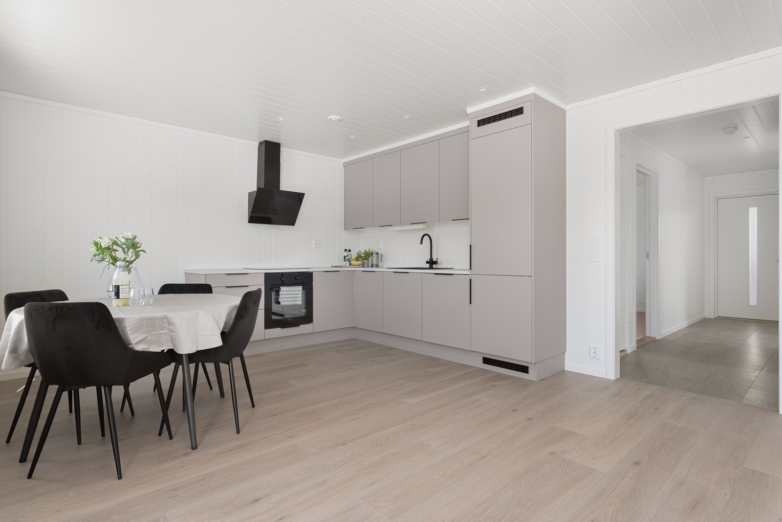 Kvalitetskjøkken fra Alfa3 med integrerte hvitevarer som komfyr, induksjon platetopp, oppvaskmaskin og kjøl-/frys. Galleribilde