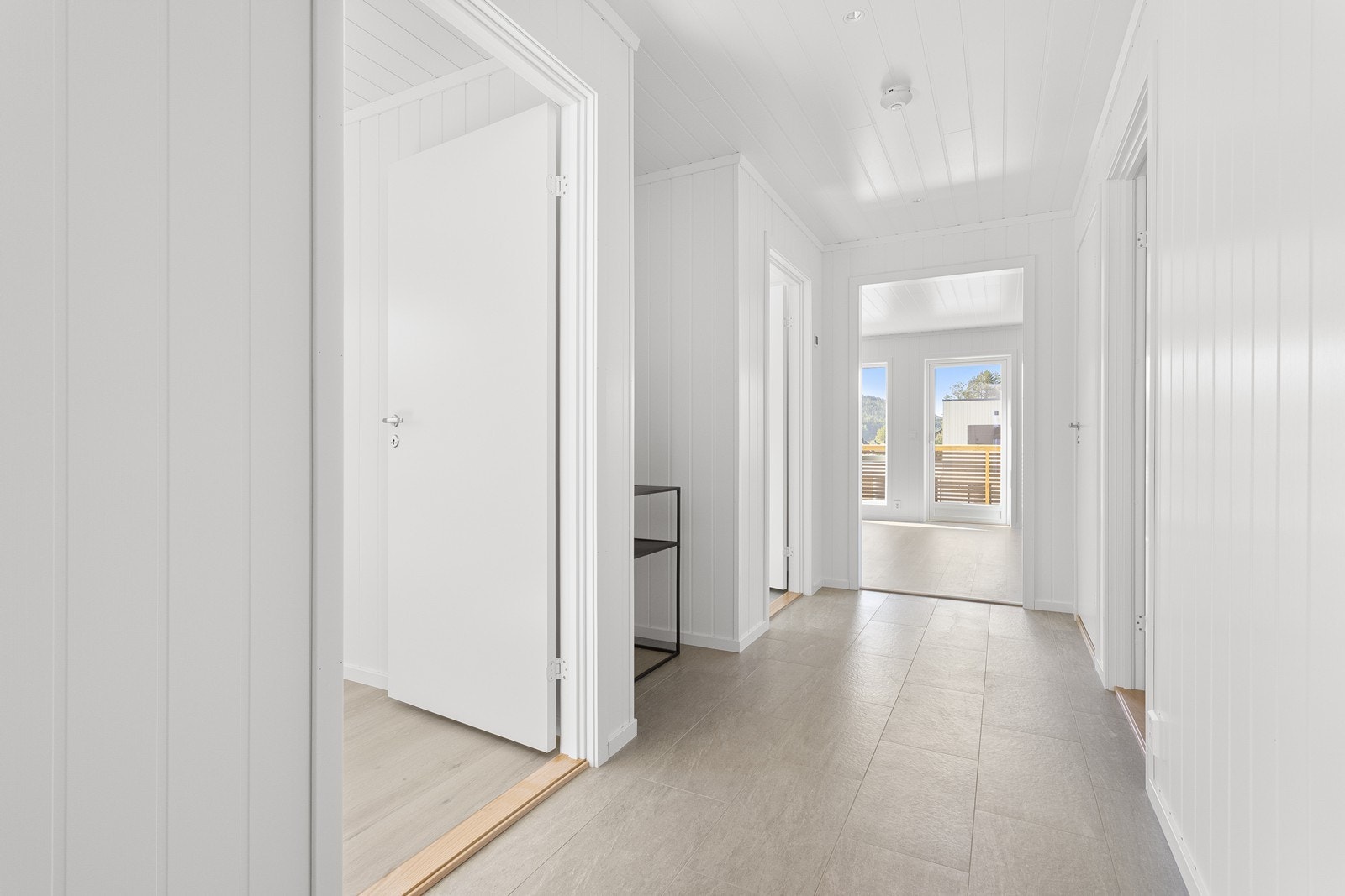 Flislagt entre/gang med varmekabler i gulv. Galleribilde