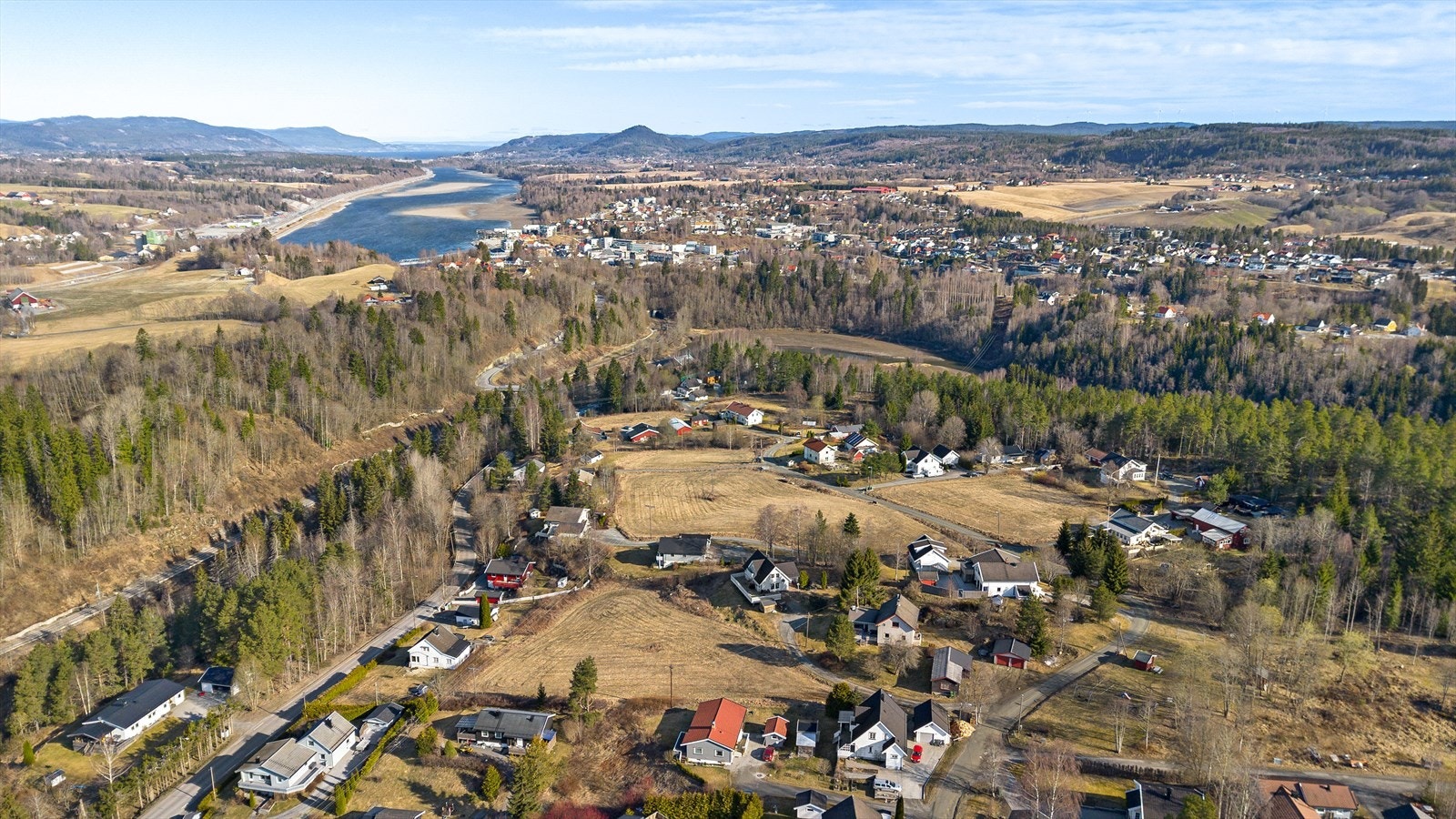 Utsikt over elv og vakre omgivelser. Galleribilde