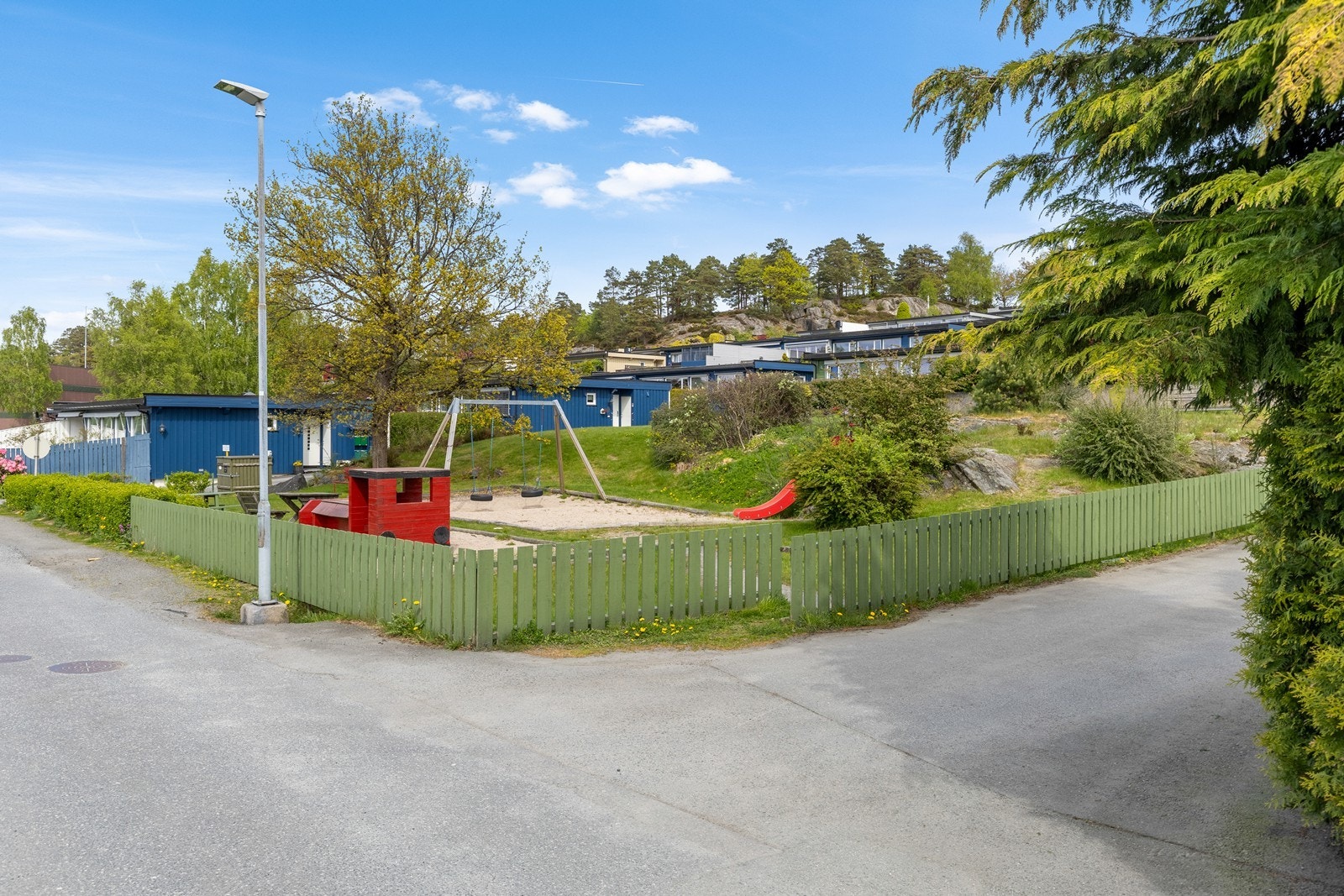Felles lekeplass like over veien for inngangspartiet Galleribilde