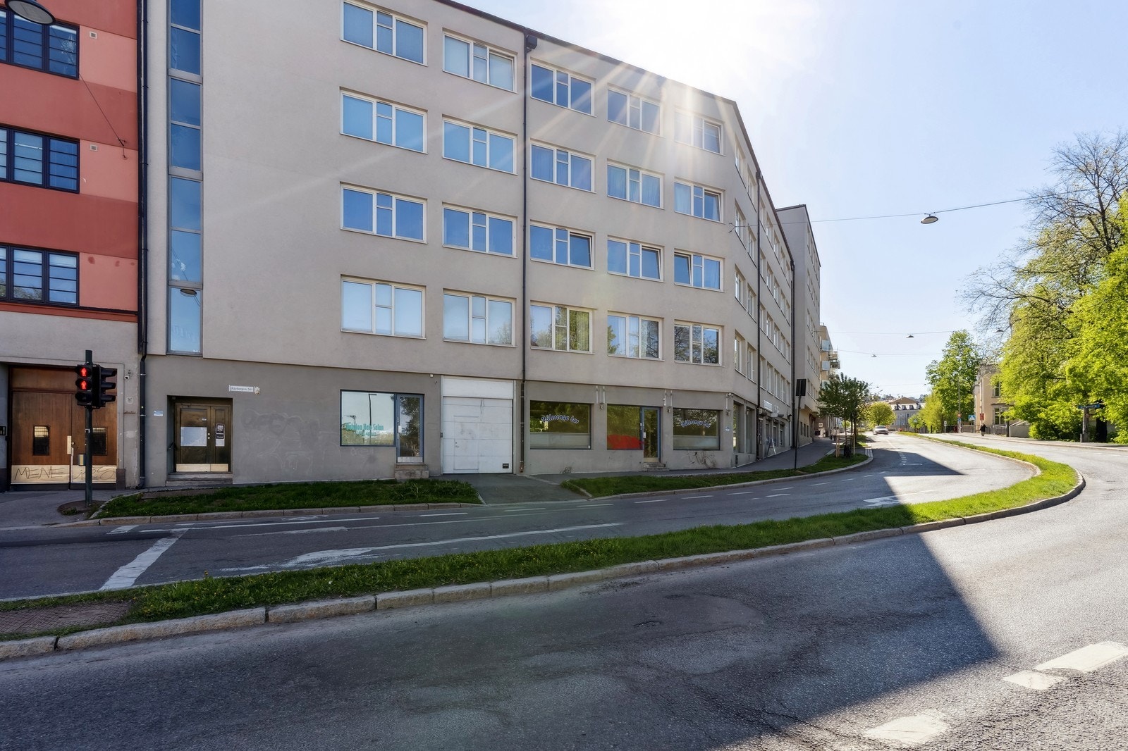 Velholdt bygård med trygg adkomst og sentral beliggenhet nær Tøyen og Kampen. Galleribilde