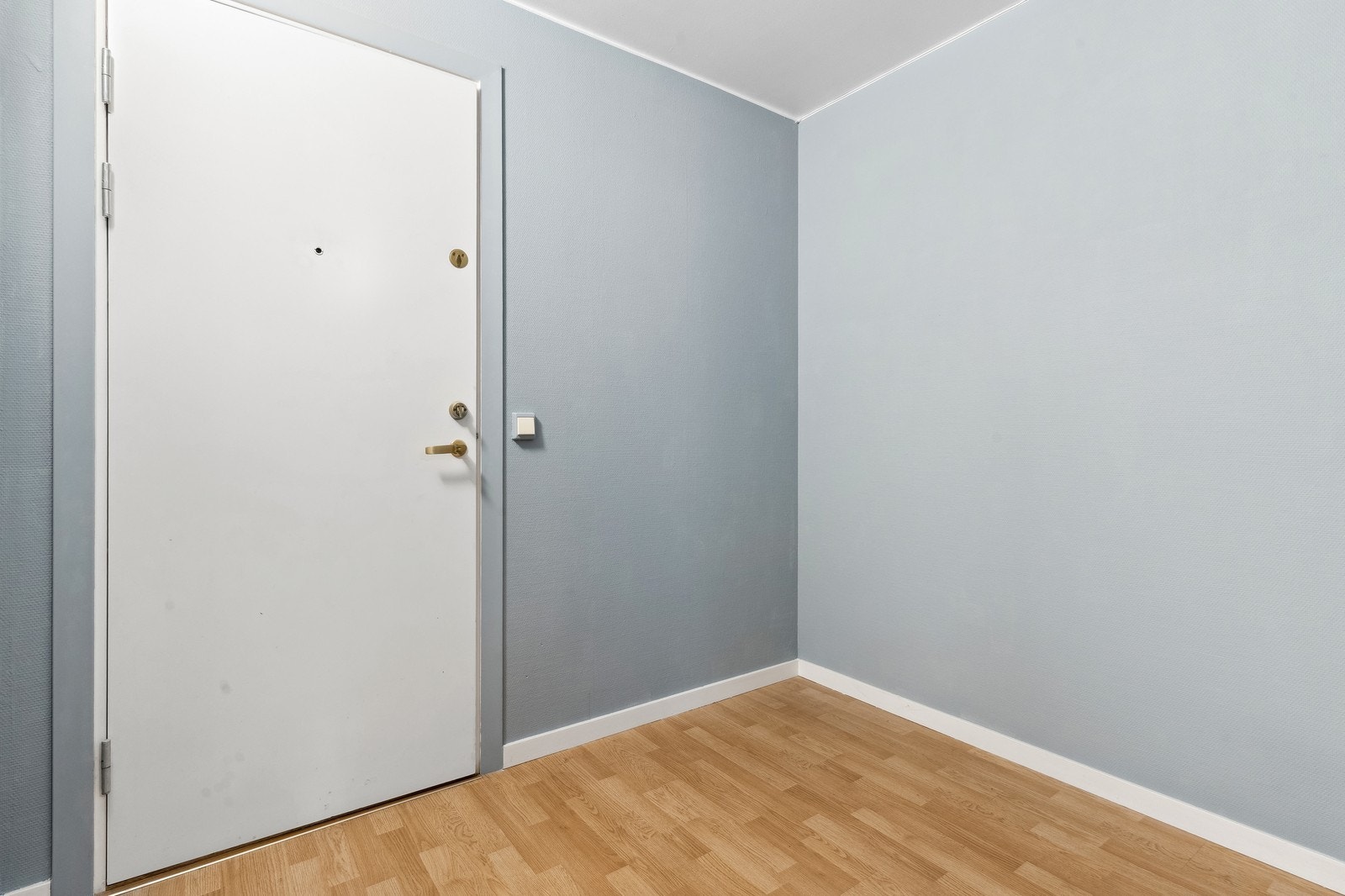 Lys og praktisk entré med god plass og adkomst til innvendig bod. Galleribilde